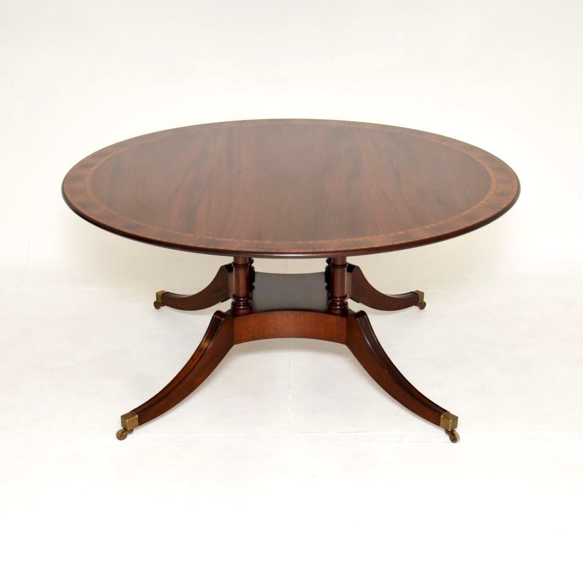 Une table de salle à manger circulaire exceptionnelle. Il a été fabriqué en Angleterre, il date des années 1950 environ.

Il est d'une superbe qualité et c'est un modèle d'une grande élégance, pouvant accueillir confortablement huit personnes. Le