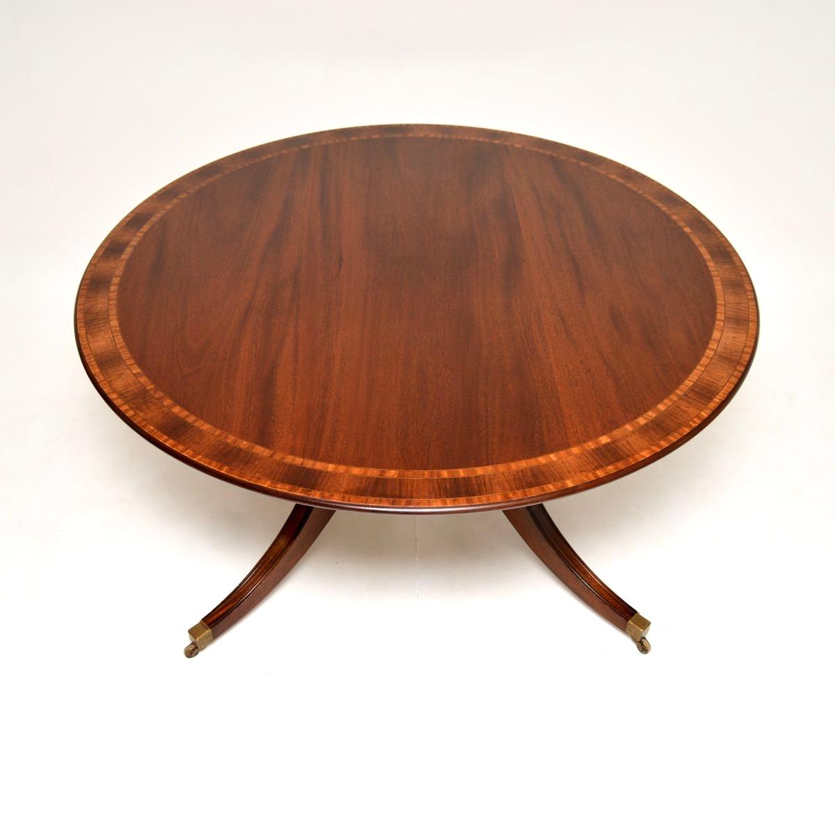 Britannique Grande table de salle à manger circulaire en marqueterie ancienne en vente