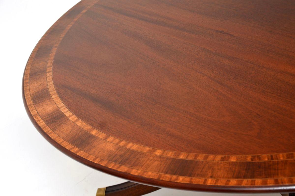 Milieu du XXe siècle Grande table de salle à manger circulaire en marqueterie ancienne en vente