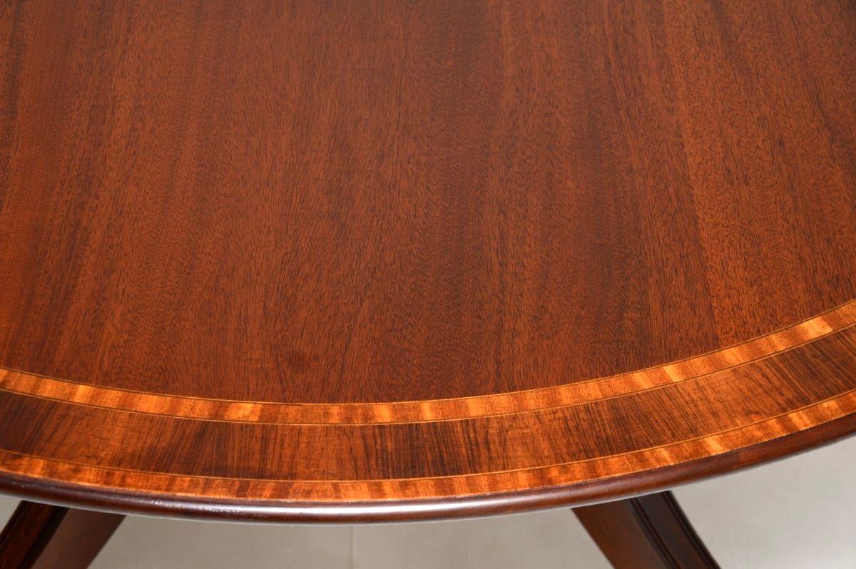 Bois Grande table de salle à manger circulaire en marqueterie ancienne en vente