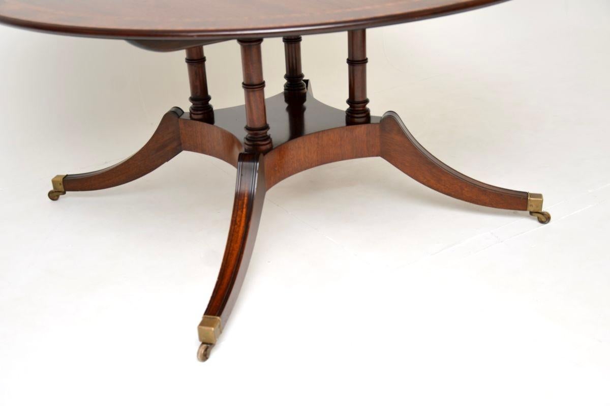 Grande table de salle à manger circulaire en marqueterie ancienne en vente 1