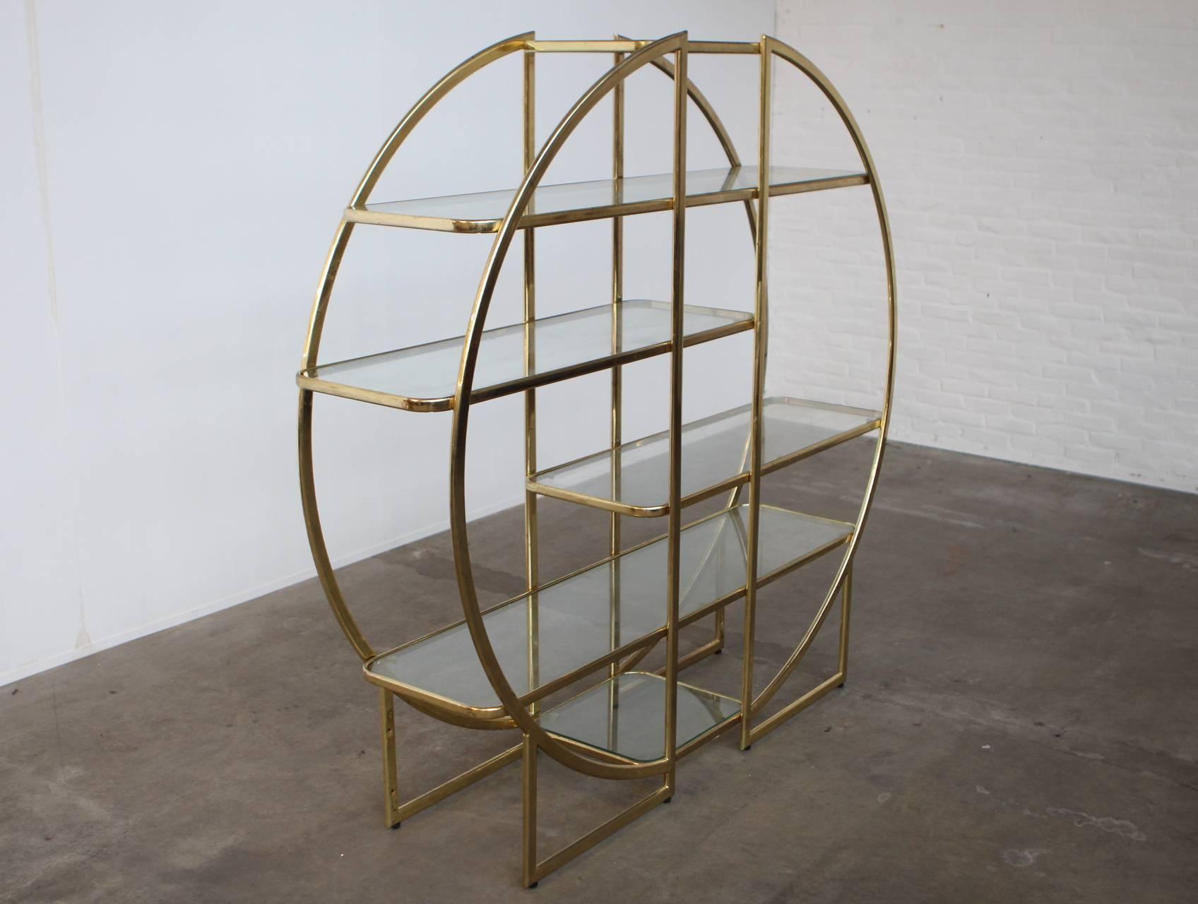 Wonderful chic round étagère, room divider, vitrine or book case in the manner of Milo Baughman with six variously sized glass shelves. This piece can be put against the wall but is also great to use as room divider. Amazing eye-catching piece and a