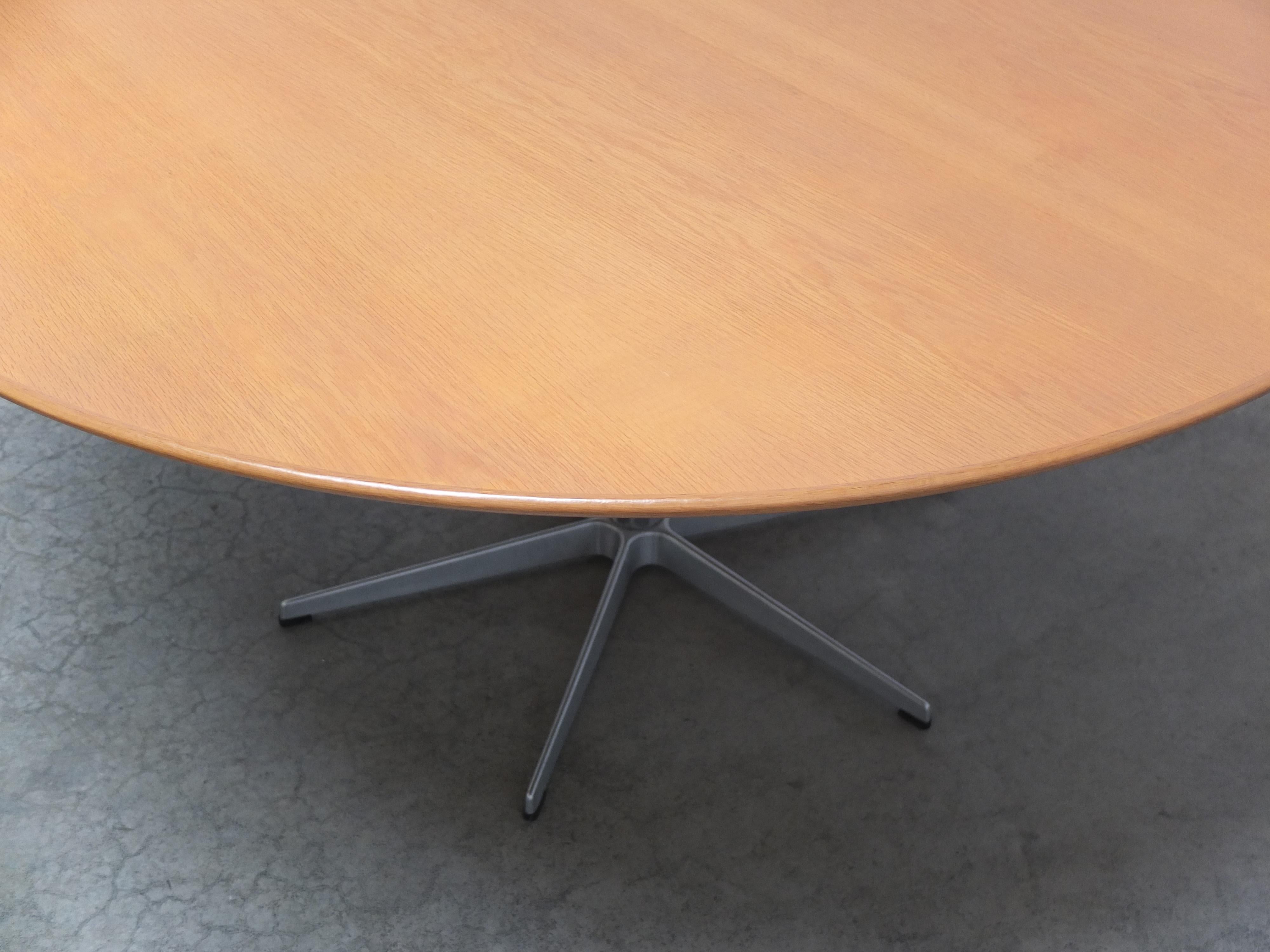 Large 'Circular' Dining Table in Oak by Arne Jacobsen for Fritz Hansen, 1966 en venta 3