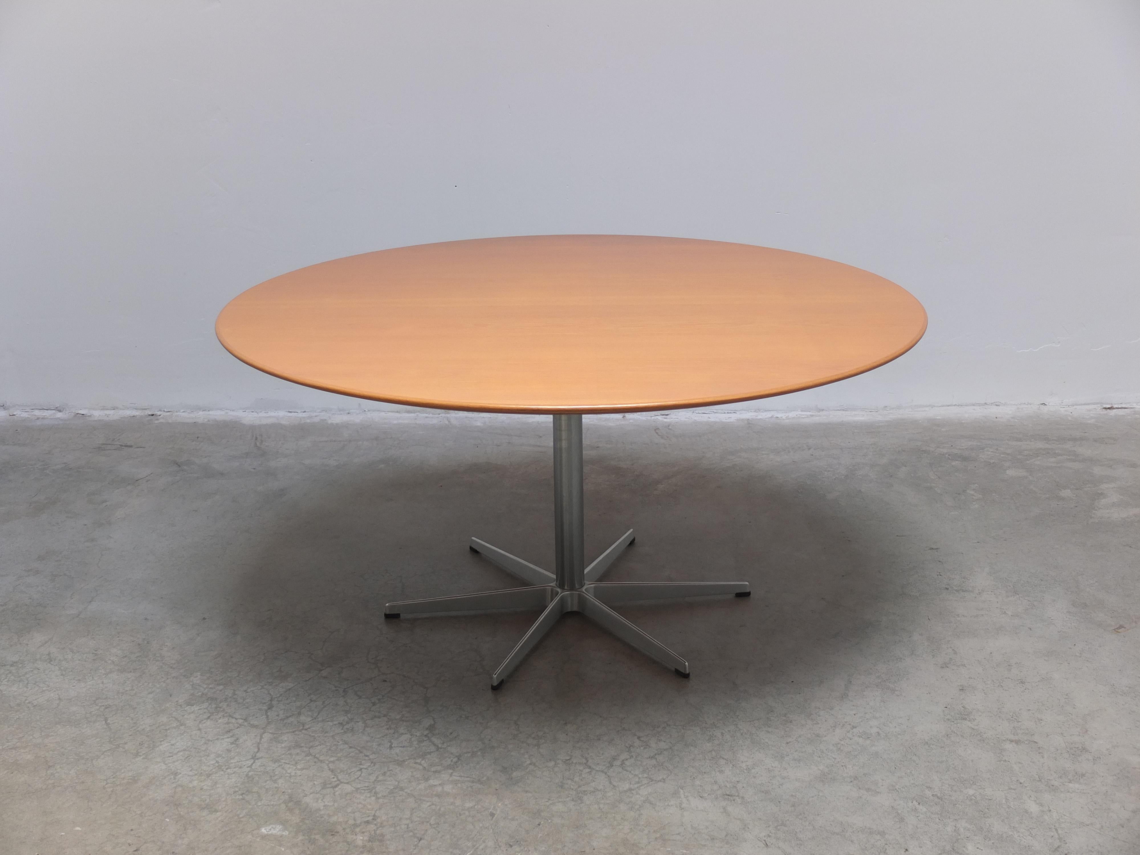 A Danish Modern classic and personal favorite, this round ‘Circular’ dining table designed by Arne Jacobsen for Fritz Hansen around 1965. This rare example has a beautiful top in natural oak combined with the signature 6-star pedestal base. This is