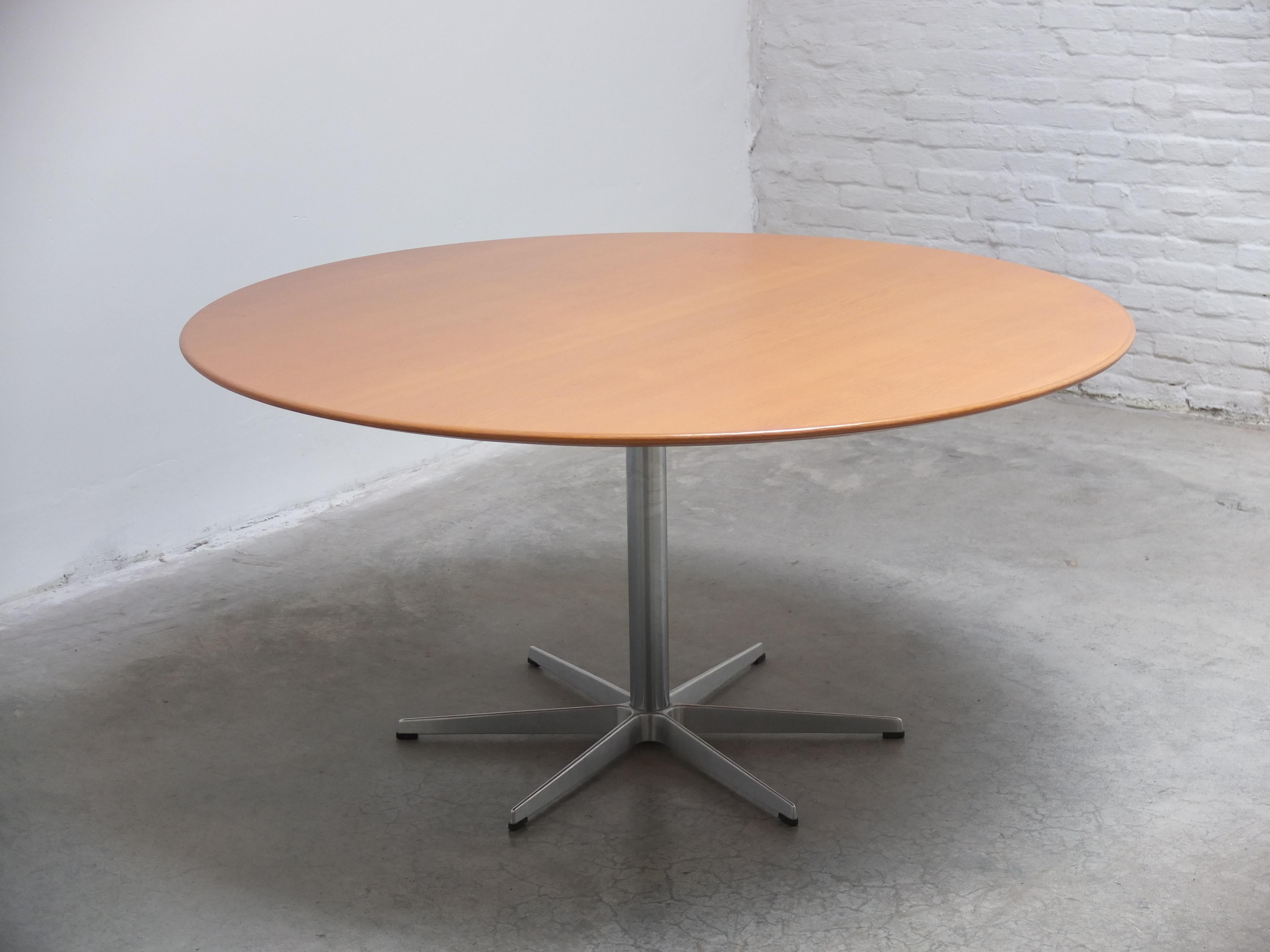 Large 'Circular' Dining Table in Oak by Arne Jacobsen for Fritz Hansen, 1966 en Bueno estado para la venta en Antwerpen, VAN