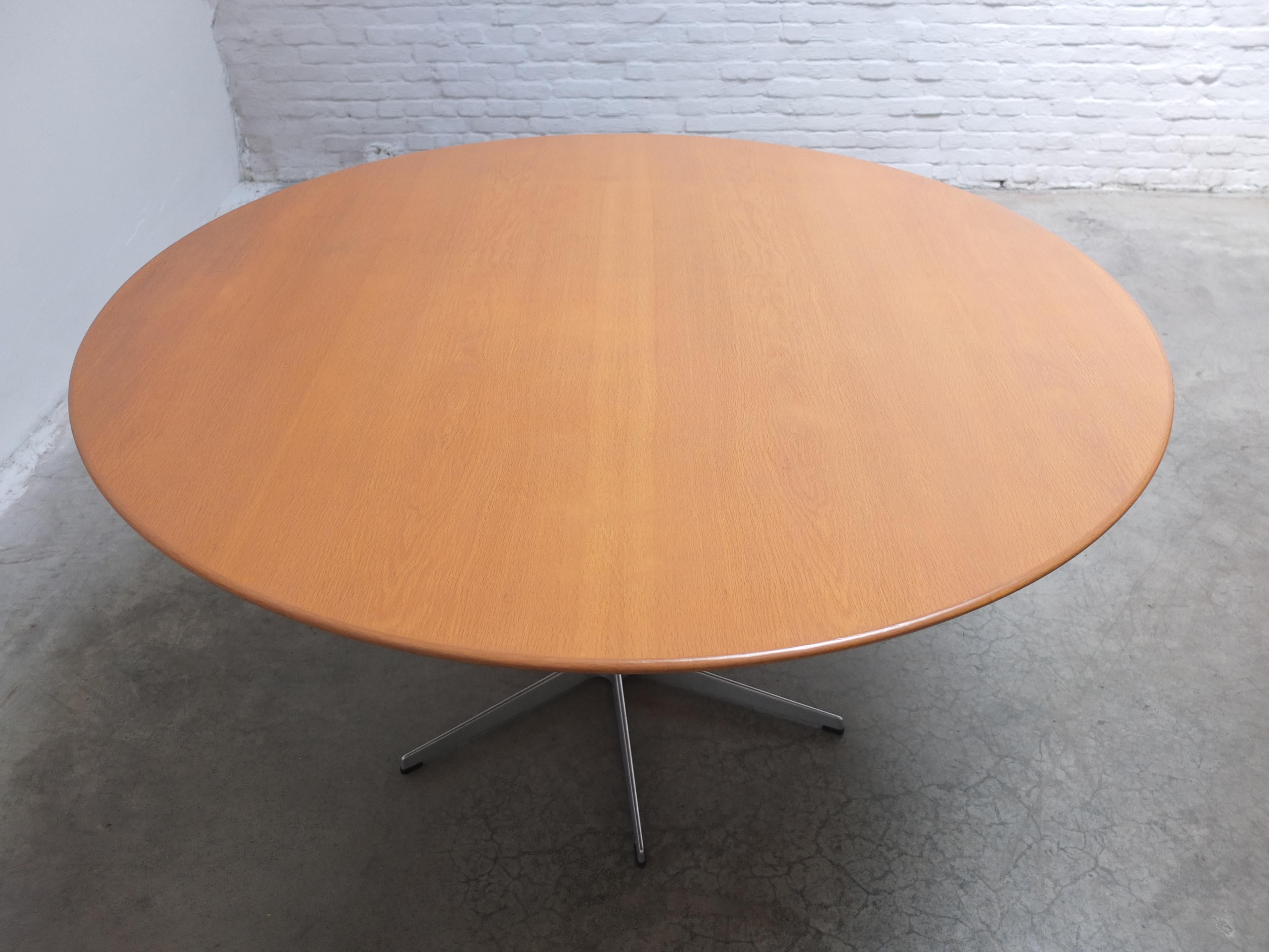 Large 'Circular' Dining Table in Oak by Arne Jacobsen for Fritz Hansen, 1966 siglo XX en venta