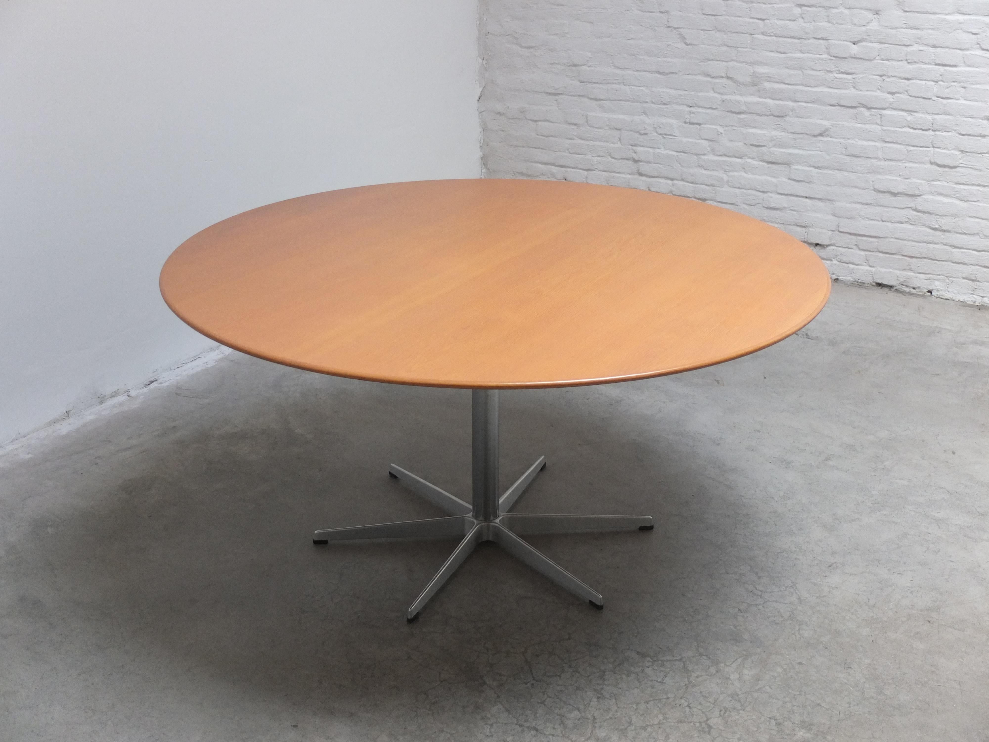 Large 'Circular' Dining Table in Oak by Arne Jacobsen for Fritz Hansen, 1966 Aluminio en venta