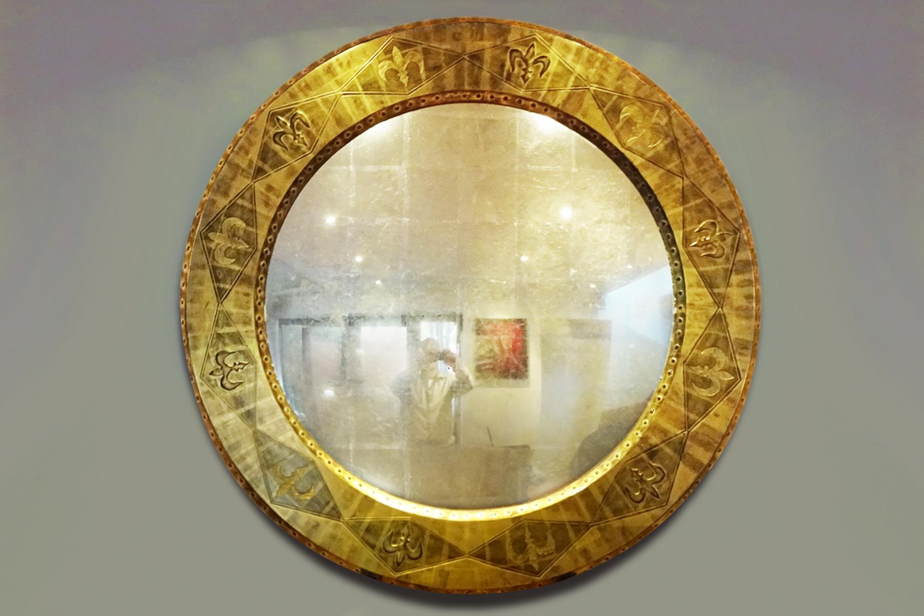 Large, rare and unique early Isabel Tennant 23-carat gold leaf circular mirror dating from 1996

This is a beautiful crafted hand carved circular mirror by the professional gilder and designer Issy Tennant. It dates from the early part of her