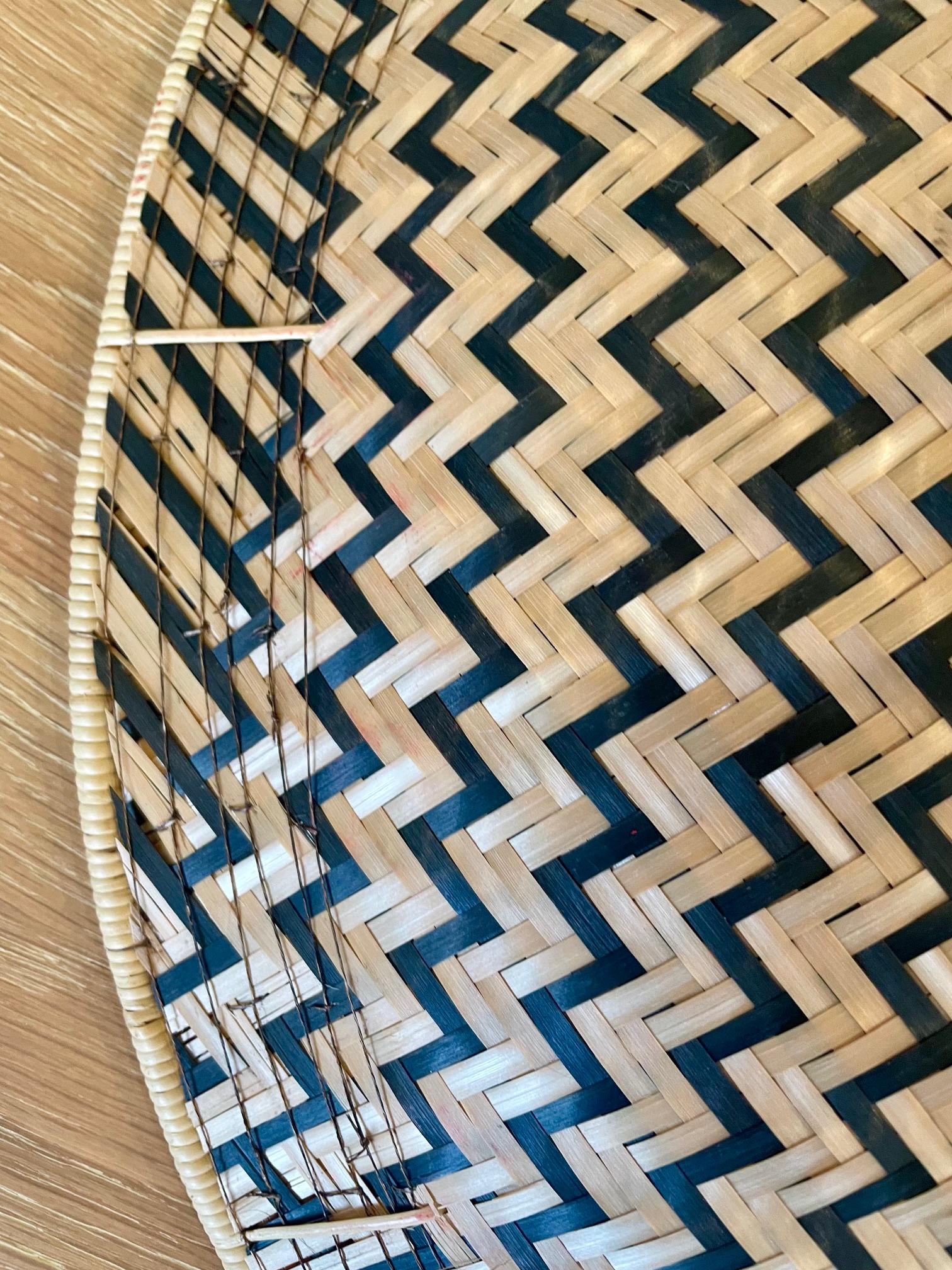 Fibra naturale Cesto colombiano circolare grande fatto a mano in vendita
