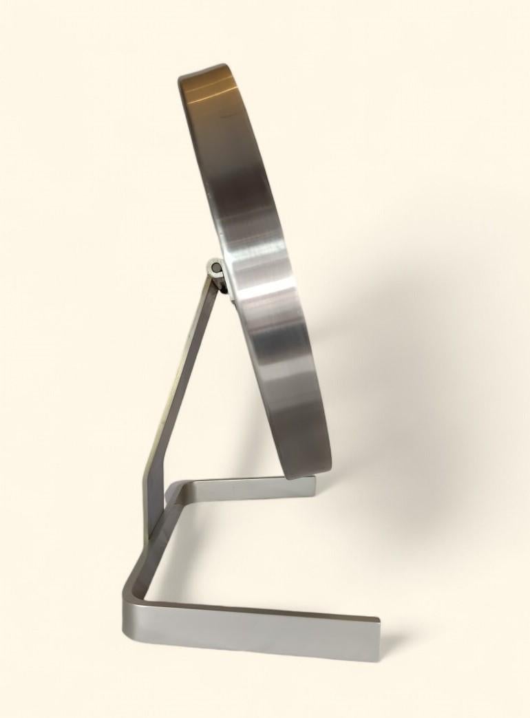 Großer runder Spiegel / Psyche des französischen Designers Pierre Vandel aus Aluminium.

Dieser Spiegel stammt aus den Anfängen von Vandels Designerkarriere und wird üblicherweise auf 1972 datiert, eine Zeit, in der er Aluminiumtische, -lampen und