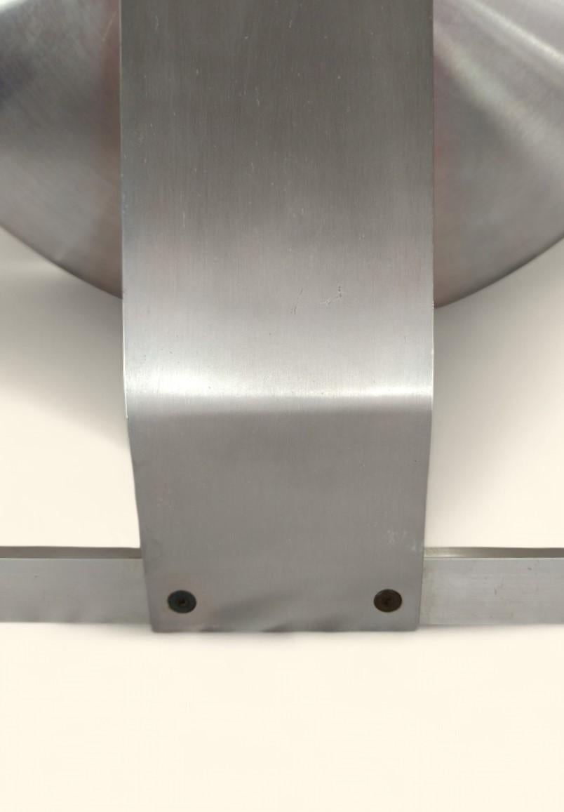 Großer runder spiegel / Psyche aus gebürstetem aluminium von Pierre Vandel (Französisch) im Angebot