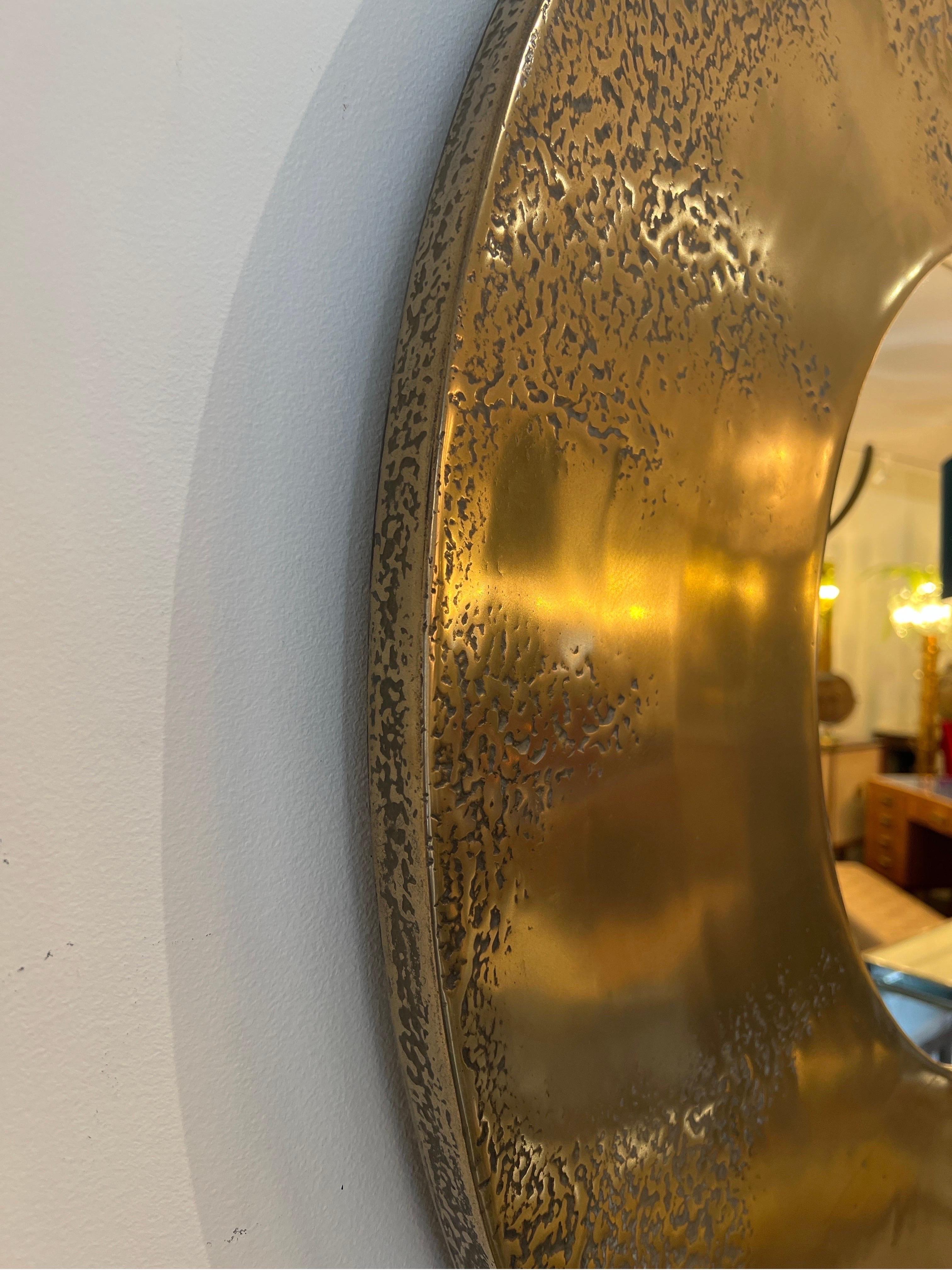 italien Grand miroir circulaire concave et entouré de laiton texturé 