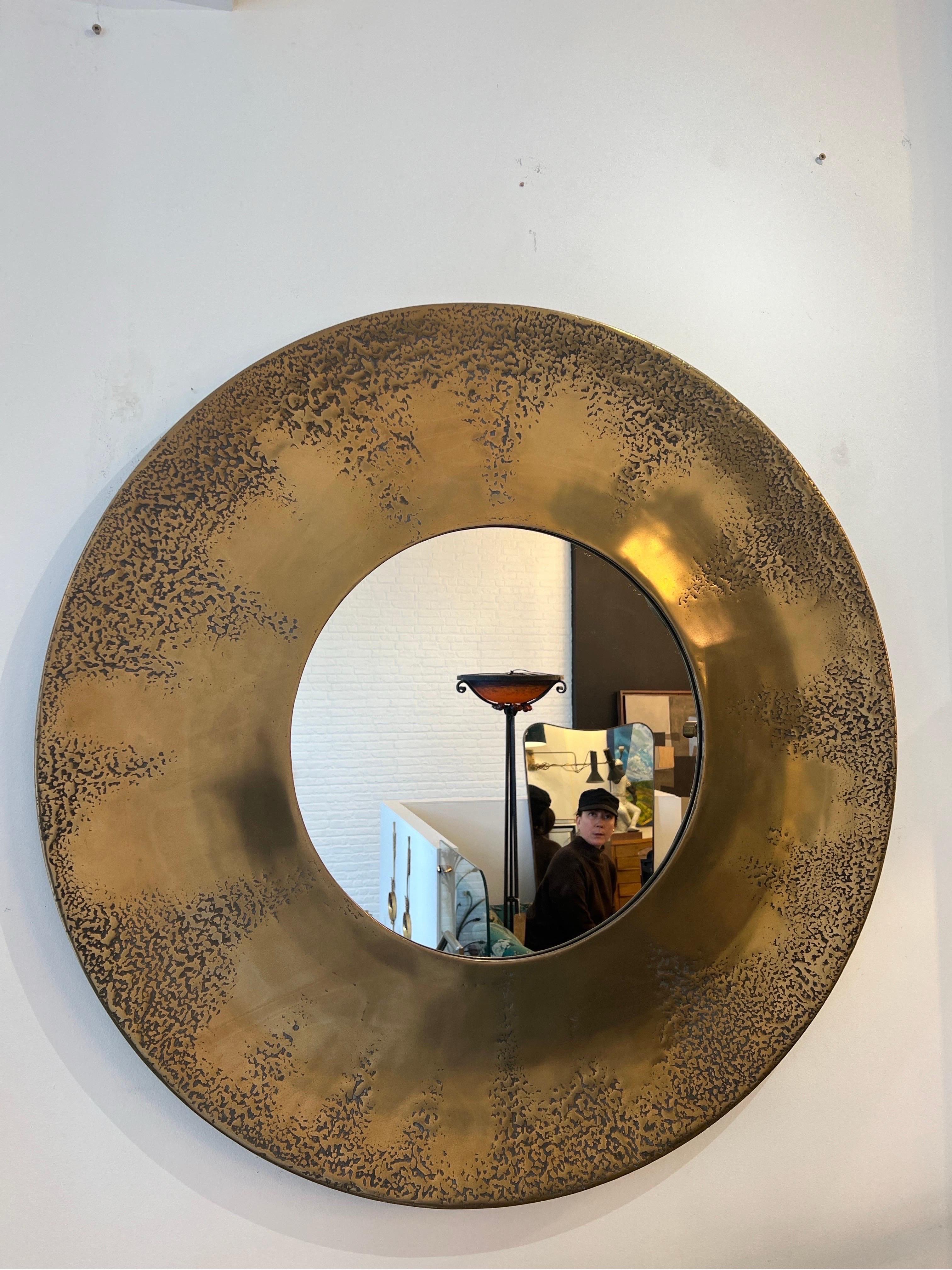 Grand miroir circulaire concave et entouré de laiton texturé  Bon état à London, GB