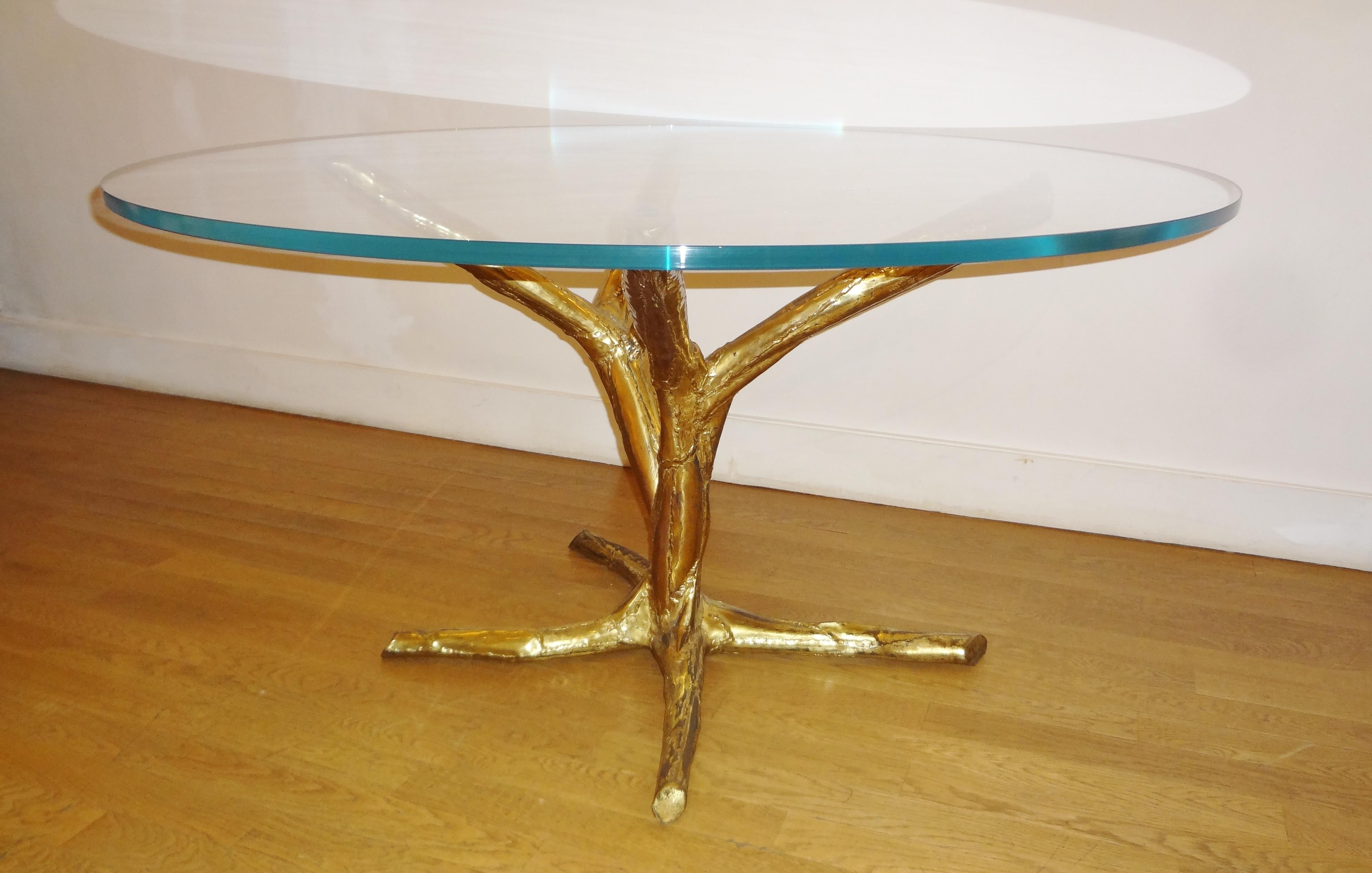 Jacques Duval Brasseur, 1982.
Beautiful circular table with a circular glass top.
Resting on a sculpted gilt brass tree trunk with branches (H 72 x L 92 cm).
Signed. Unique piece.
 