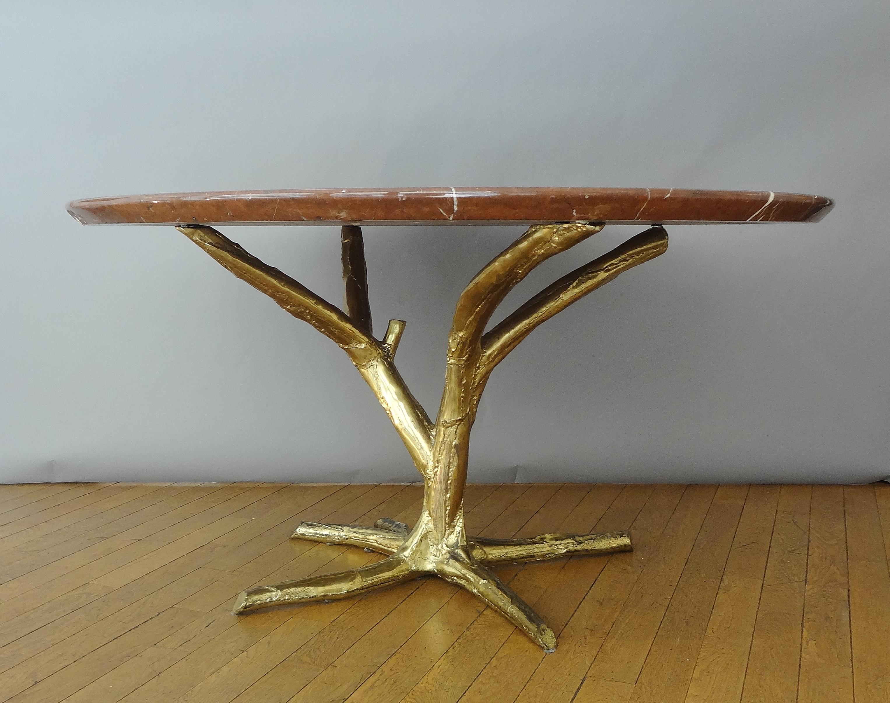 Jacques Duval Brasseur, 1982.
Beautiful circular table with a dark red marble top
Resting on a sculpted gilt brass tree trunk with branches (H 72 x L 92 cm).
Signed. Unique piece.
Possible to replace the marble top with a glass top. See picture .