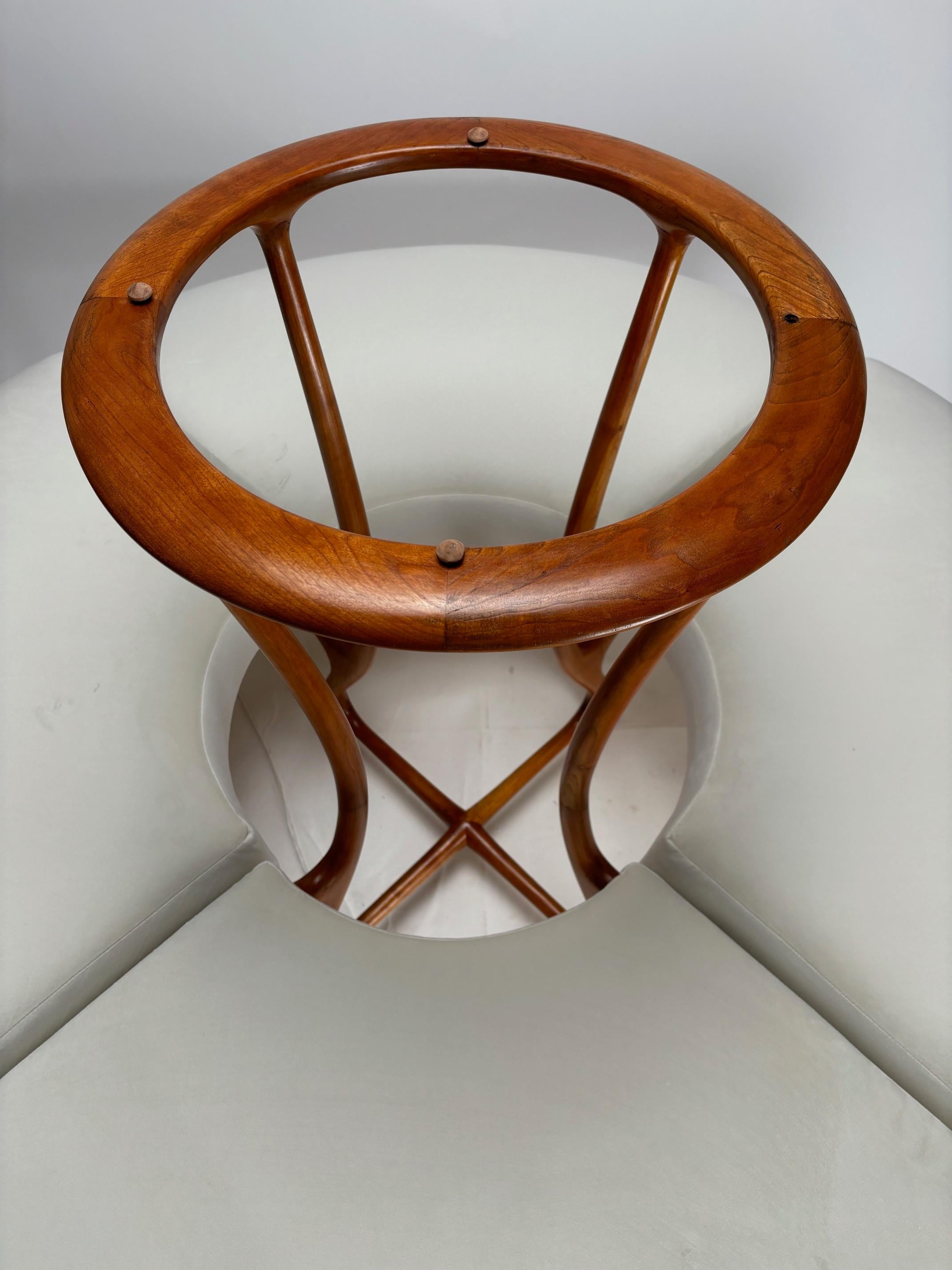 Large circular wooden sofa, Italian Mid-Century Style In Good Condition For Sale In Argelato, BO