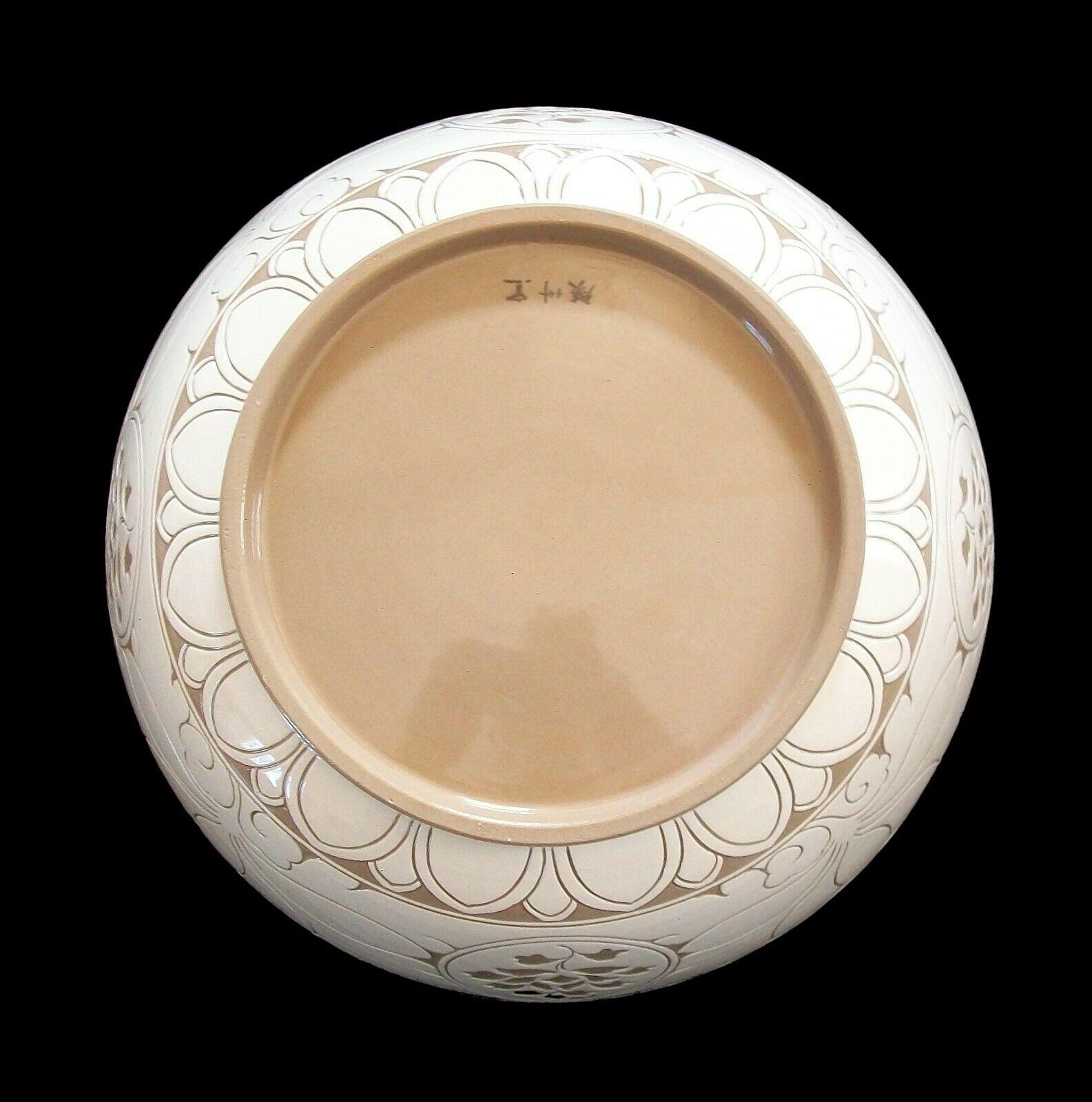 Large Cizhou Ware Sgraffiato Ceramic Bowl, Signed, China, Late 20th Century In Good Condition For Sale In Chatham, ON