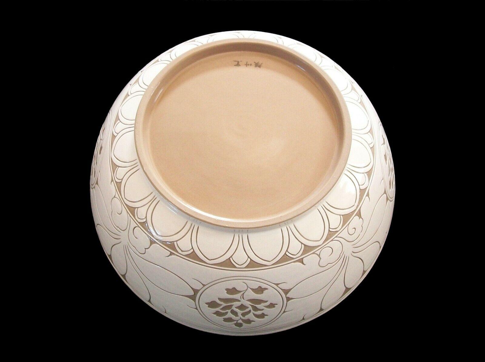 Large Cizhou Ware Sgraffiato Ceramic Bowl, Signed, China, Late 20th Century For Sale 1
