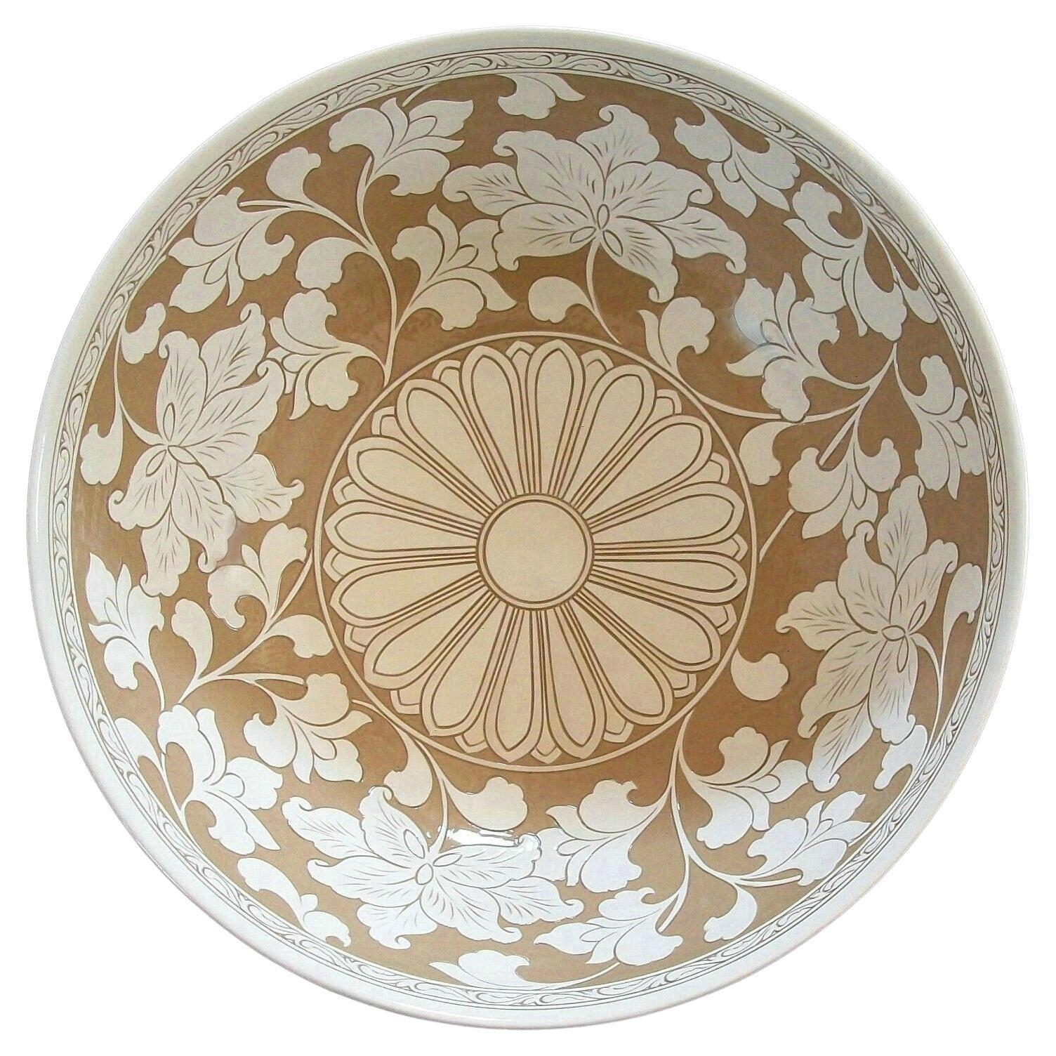 Grande ciotola in ceramica Cizhou Ware Sgraffiato, firmata, Cina, fine XX secolo