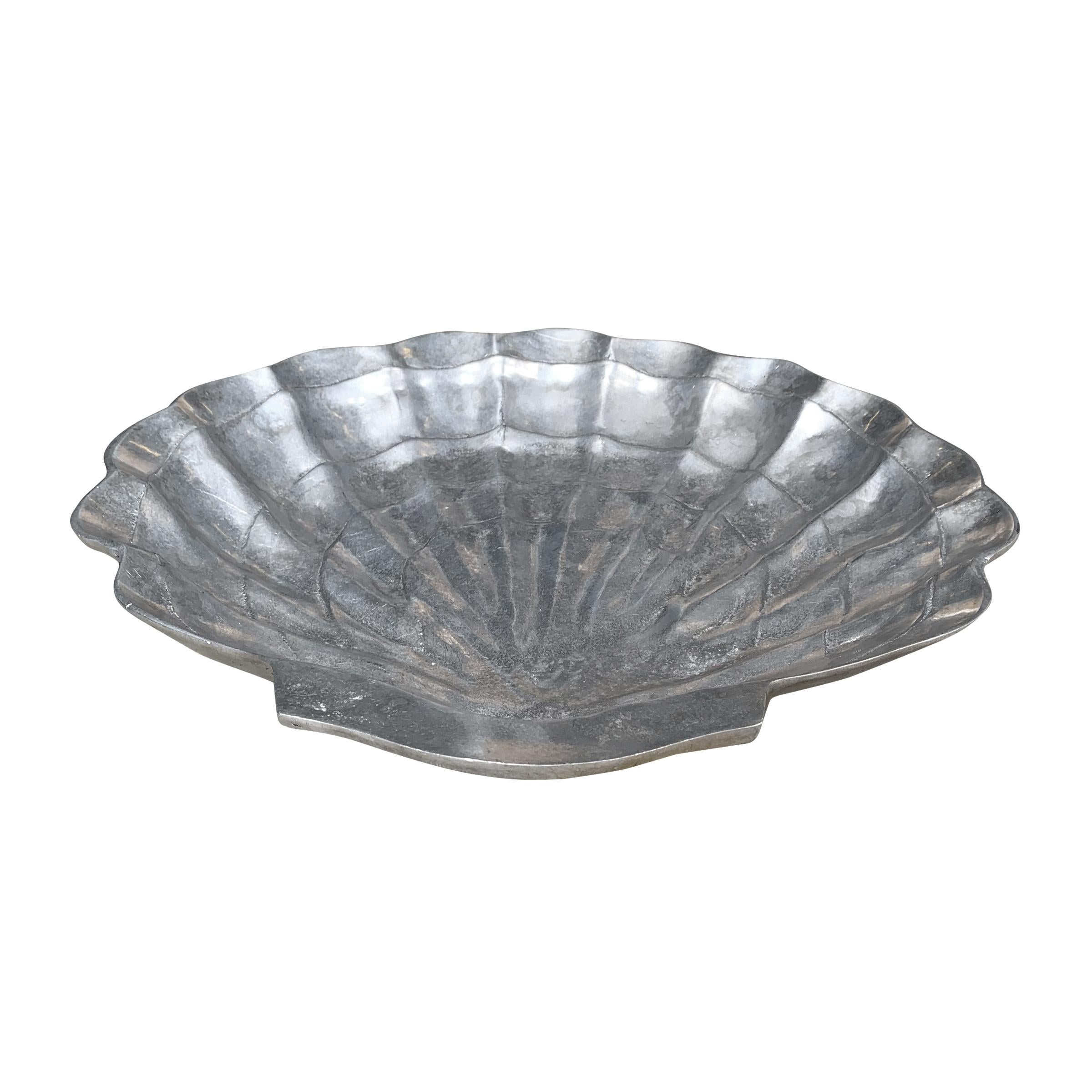 Large Clam Shell Bowl In Good Condition In Chicago, IL