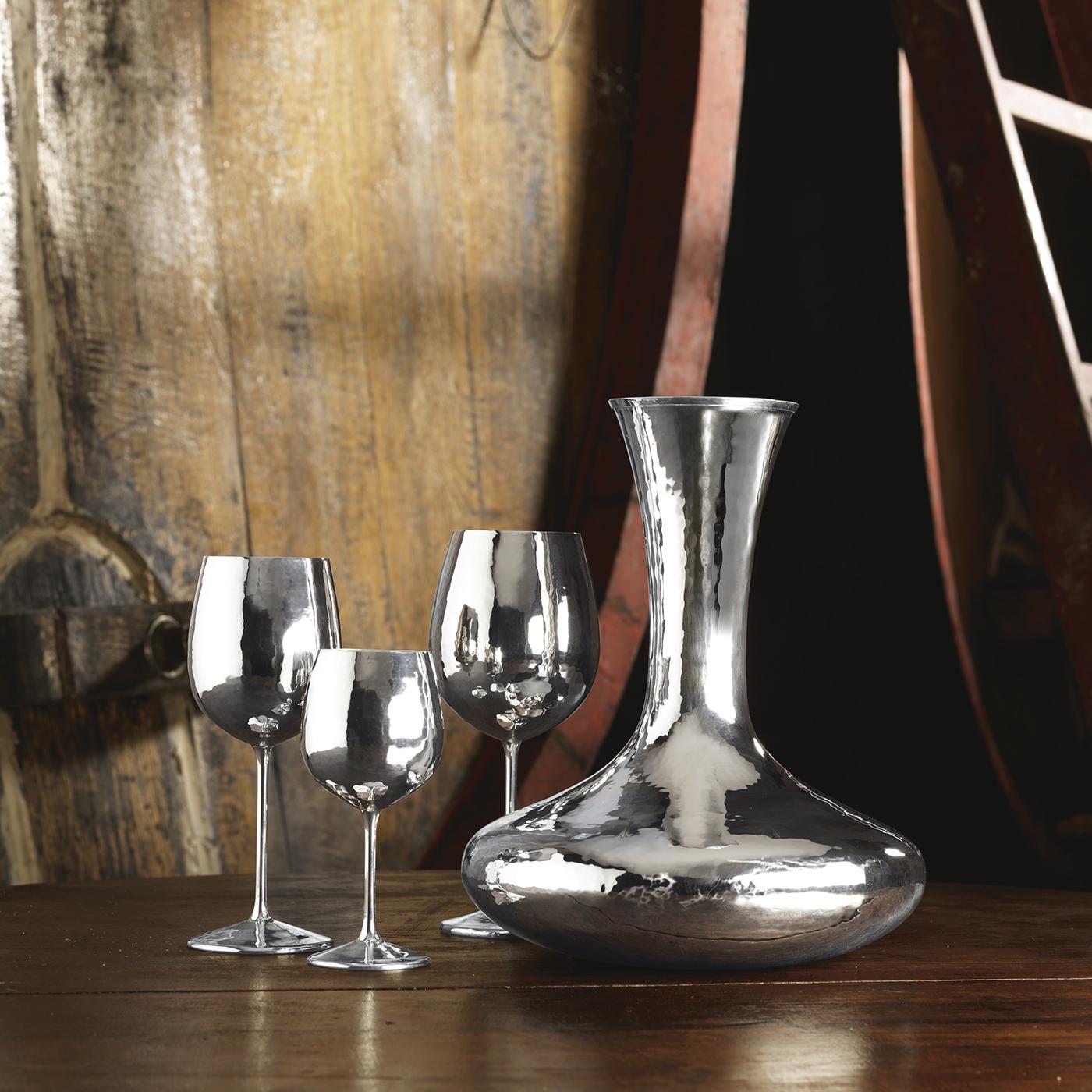 This elegant decanter combines the old world charm of drinking from a silver container with a sleek, modern look. Silver is famed for its antibacterial and antimicrobial properties, making it the perfect storage material for any liquor. It is