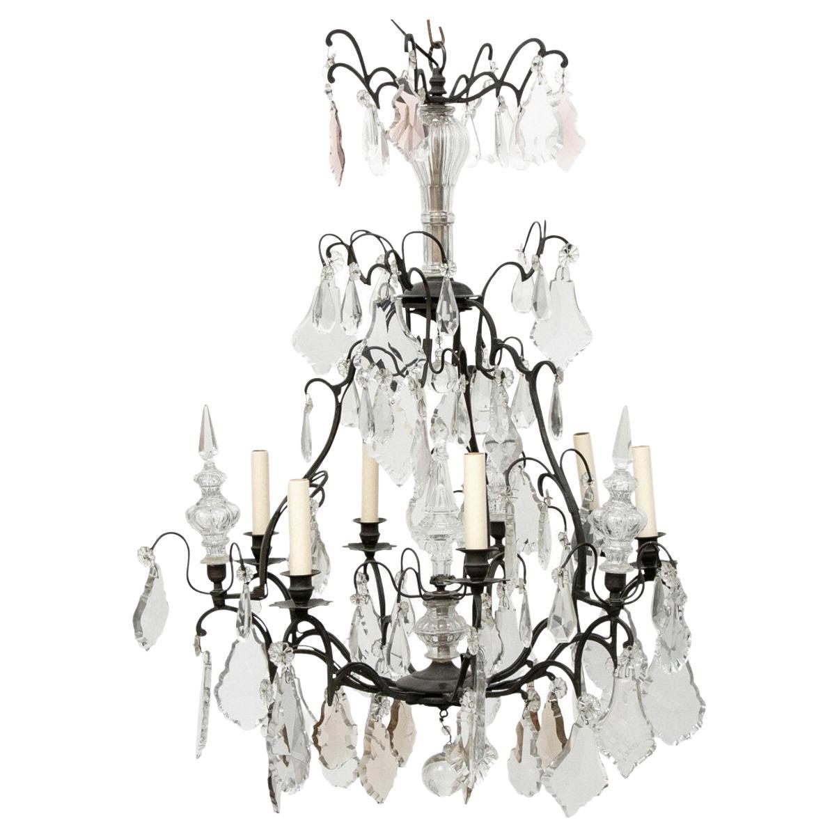 Questo grande lampadario a sei luci francese degli anni '20 è caratterizzato da componenti in vetro e cristallo tagliato che rifrangono la luce in modo meraviglioso. La ricca patina è originale ed è stata ricablata per garantire sicurezza e