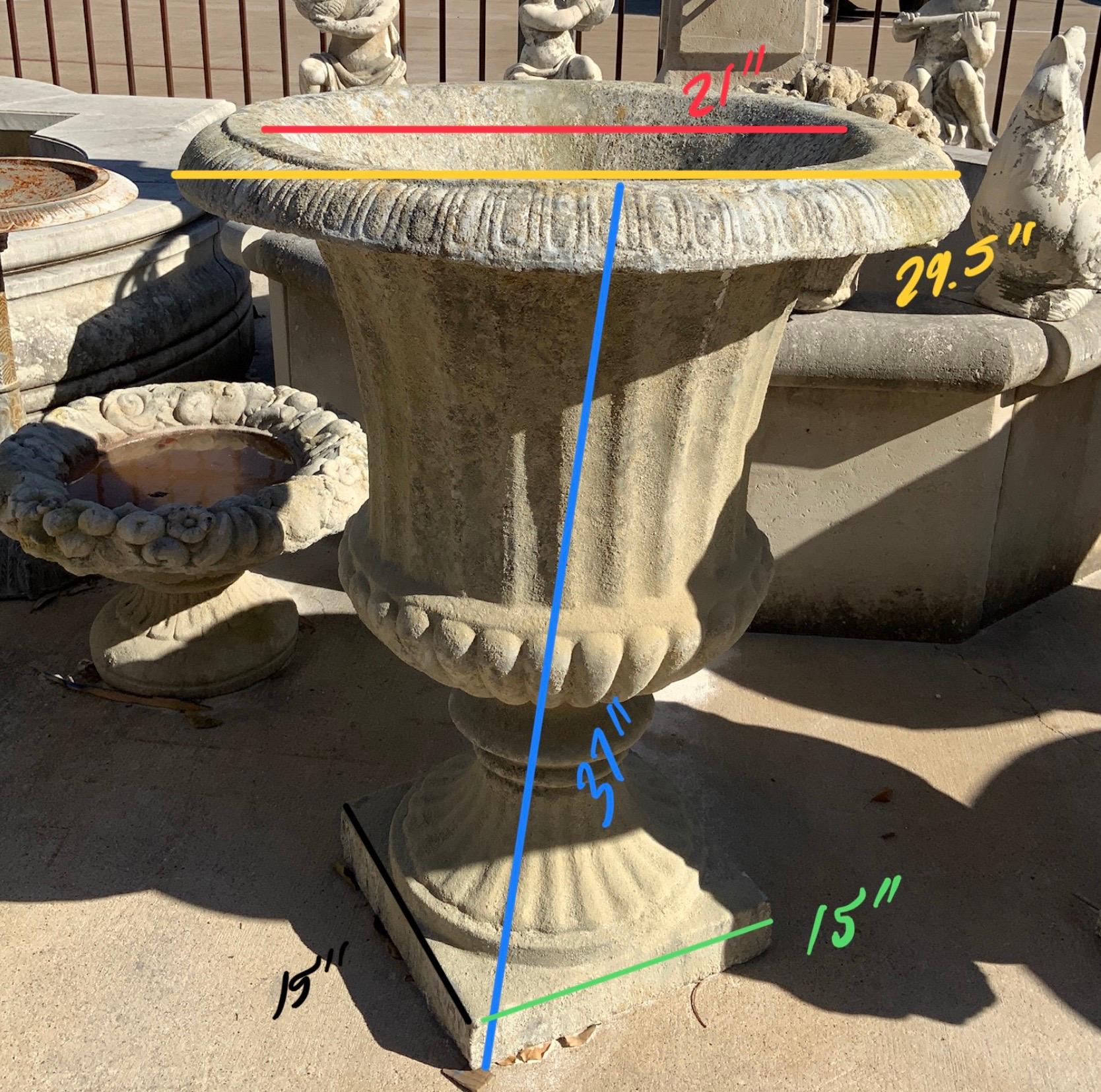 Large Classic Medici Urn In Good Condition In Dallas, TX