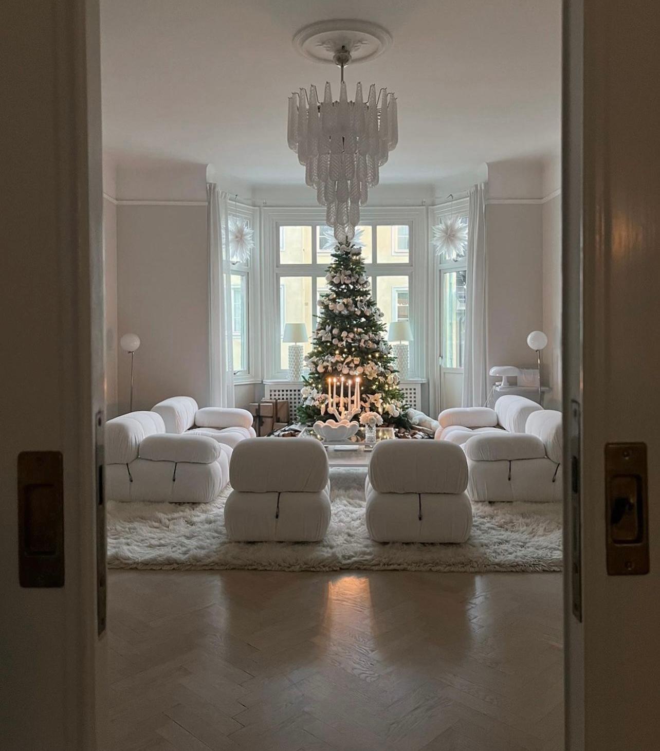 Glass Large Classic Murano Chandelier in the of style of Venini. For Sale