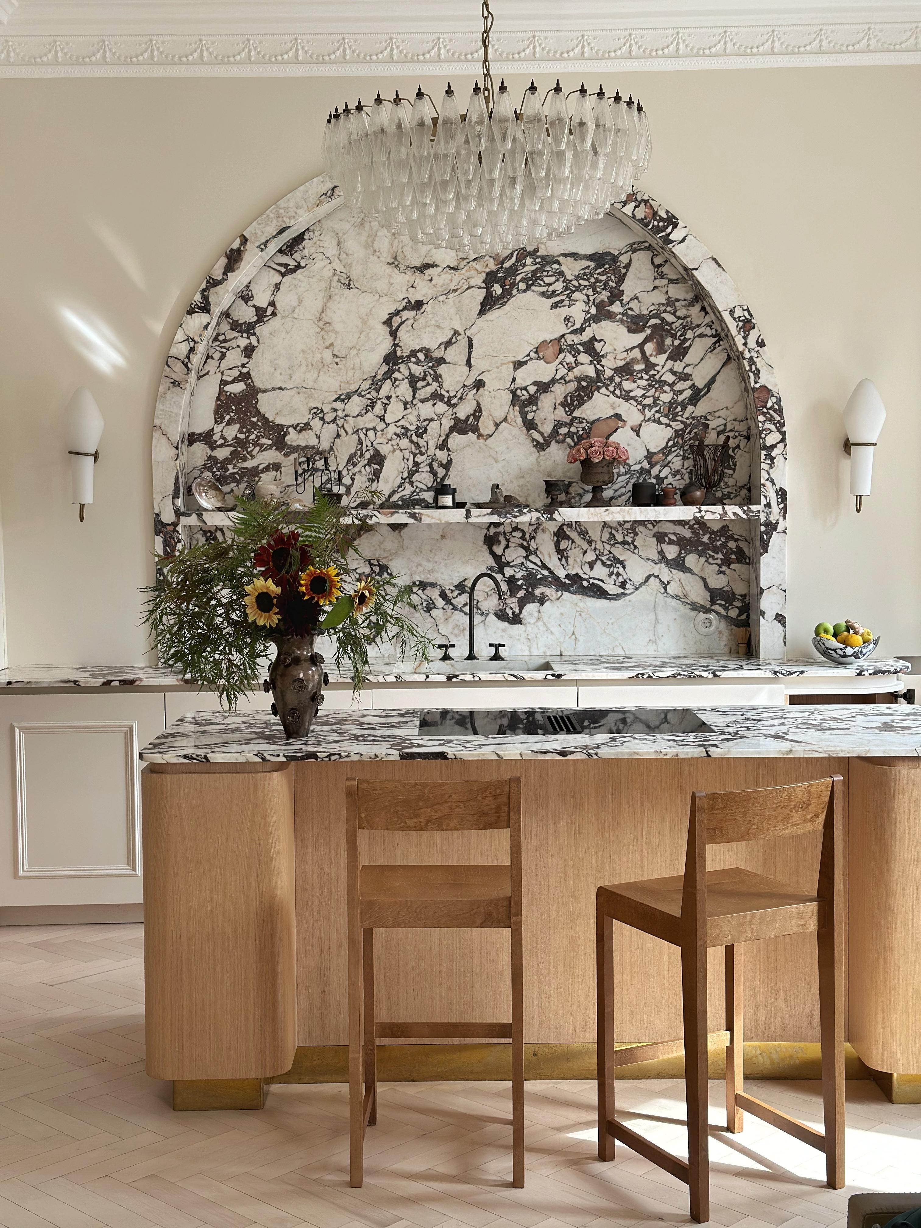 Enorme lampadario Stunner di Murano nello stile di Carlo Scarpa con bellissimi prismi poliedrici soffiati a mano.
Struttura della lampada in metallo verniciato in tonalità marrone-bronzo.
Il lampadario è composto da 181 prismi di vetro trasparente