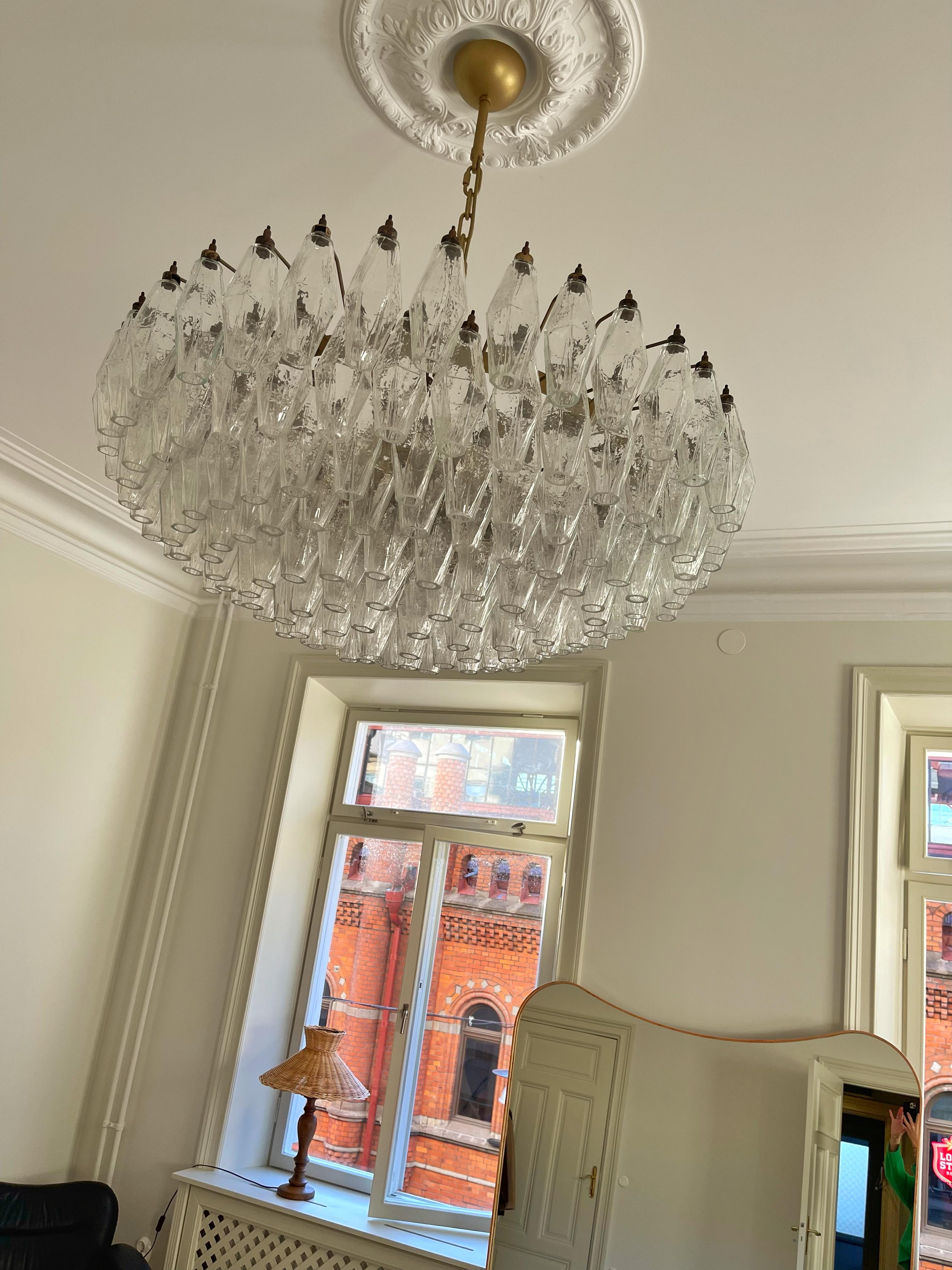 Vetro Grande lampadario classico di Murano nello stile di Carlo Scarpa. Prismi poliedrici.