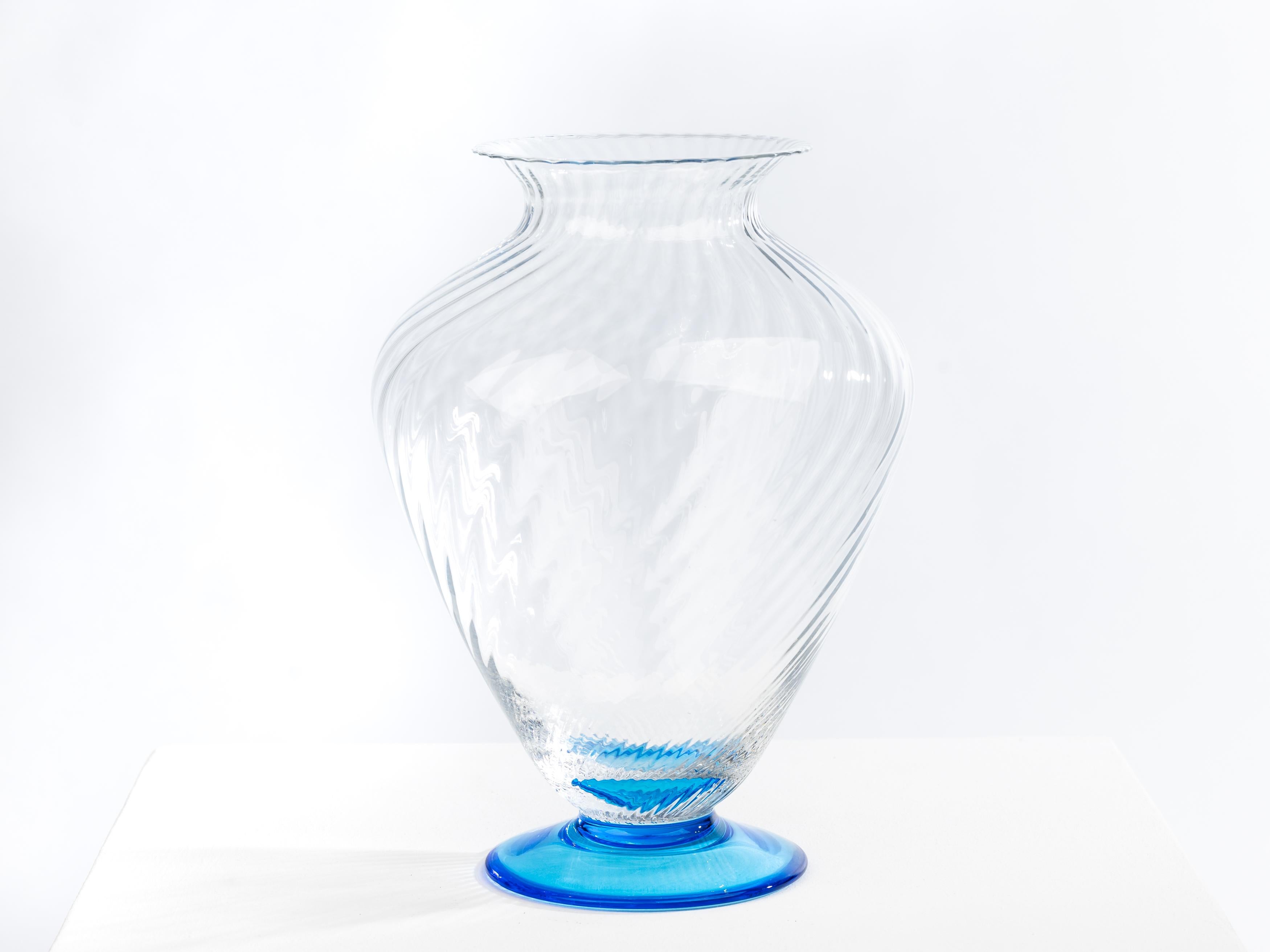 Vaso in vetro di Murano di eccezionale fattura in due colori, risalente agli anni '70, Murano Italia.

Il corpo del vaso ha una forma classica, con una facciata rotonda. L'intero corpo è delicatamente contorto nella sua forma bombata. Il supporto