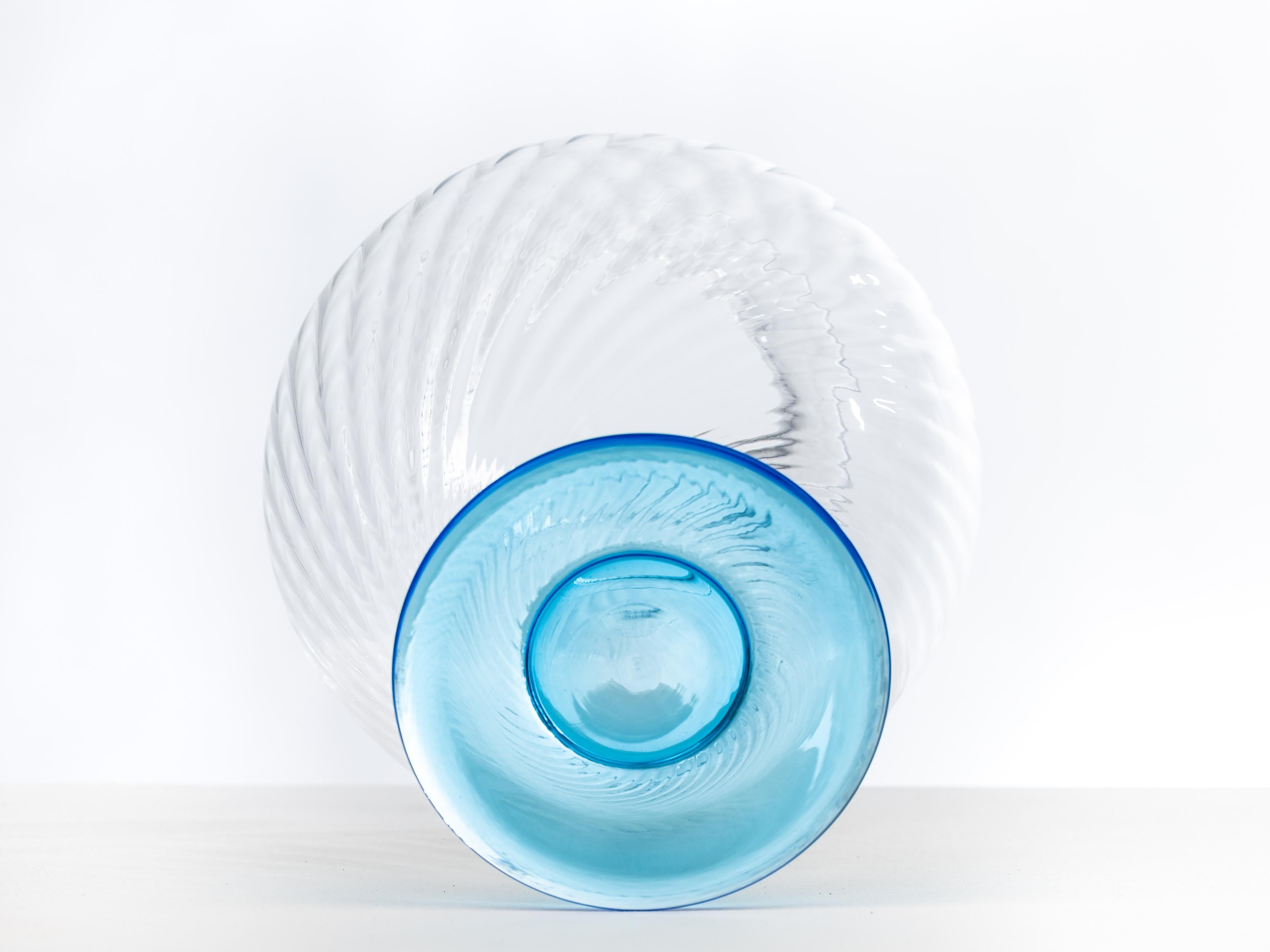Grande vaso classico in vetro di Murano, bicolore, anni '60, Murano Italia In condizioni buone in vendita a Wien, AT