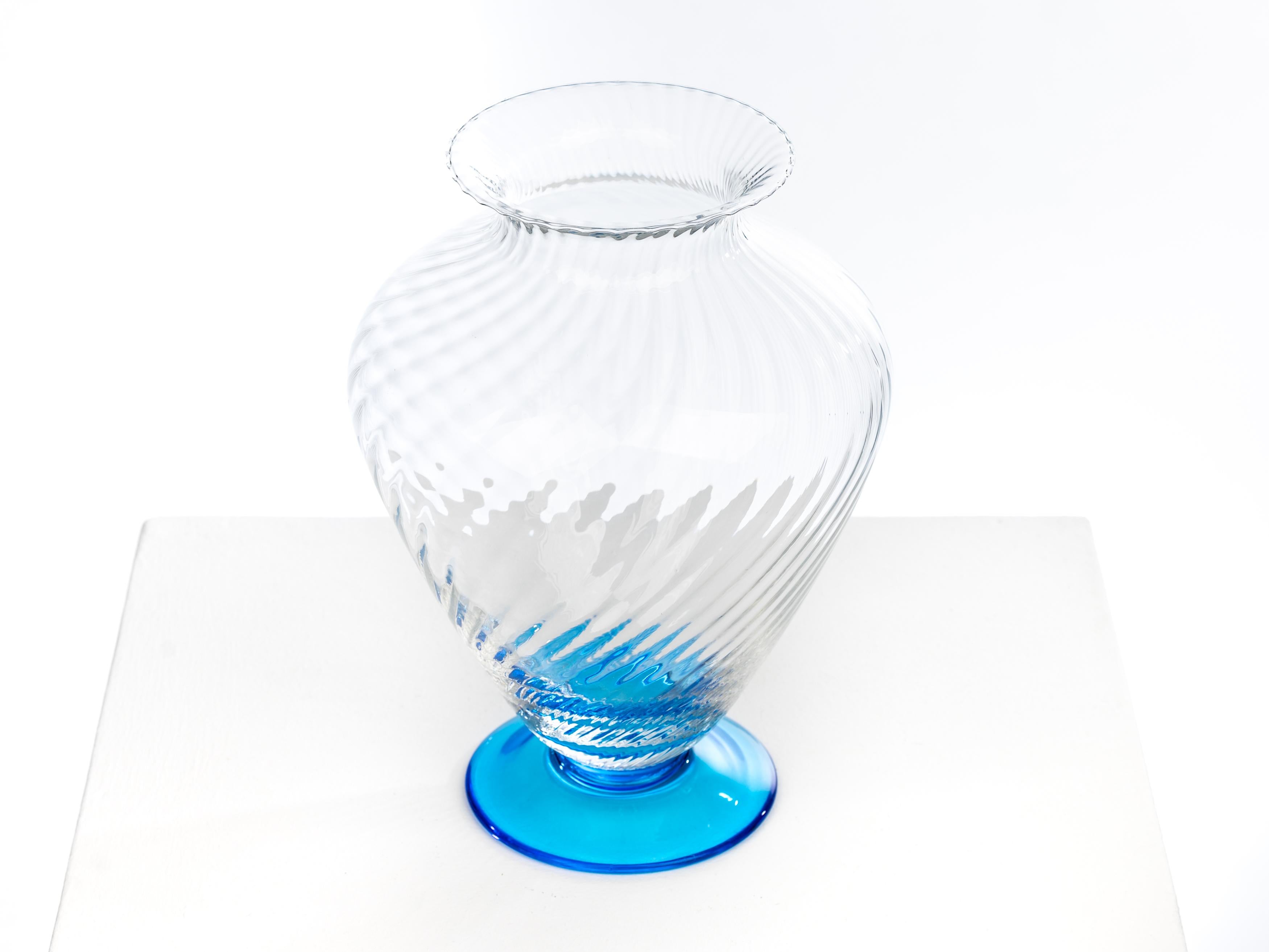 Metà XX secolo Grande vaso classico in vetro di Murano, bicolore, anni '60, Murano Italia in vendita