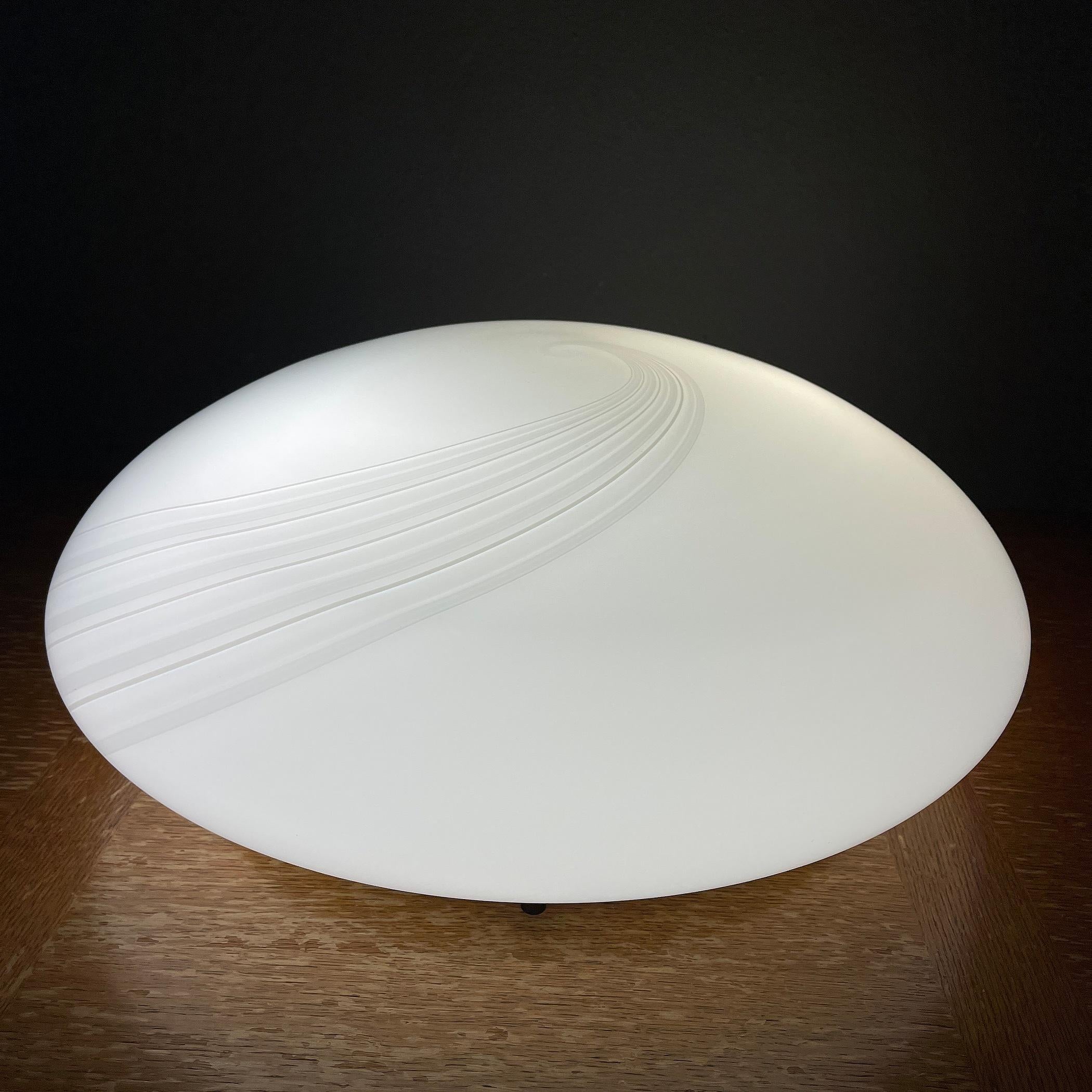 La classica lampada da soffitto o da parete in vetro di Murano a grandi volute è stata prodotta in Italia negli anni '70. Può essere utilizzata come lampada da soffitto o da parete. L'impianto elettrico è perfettamente funzionante e comprende due