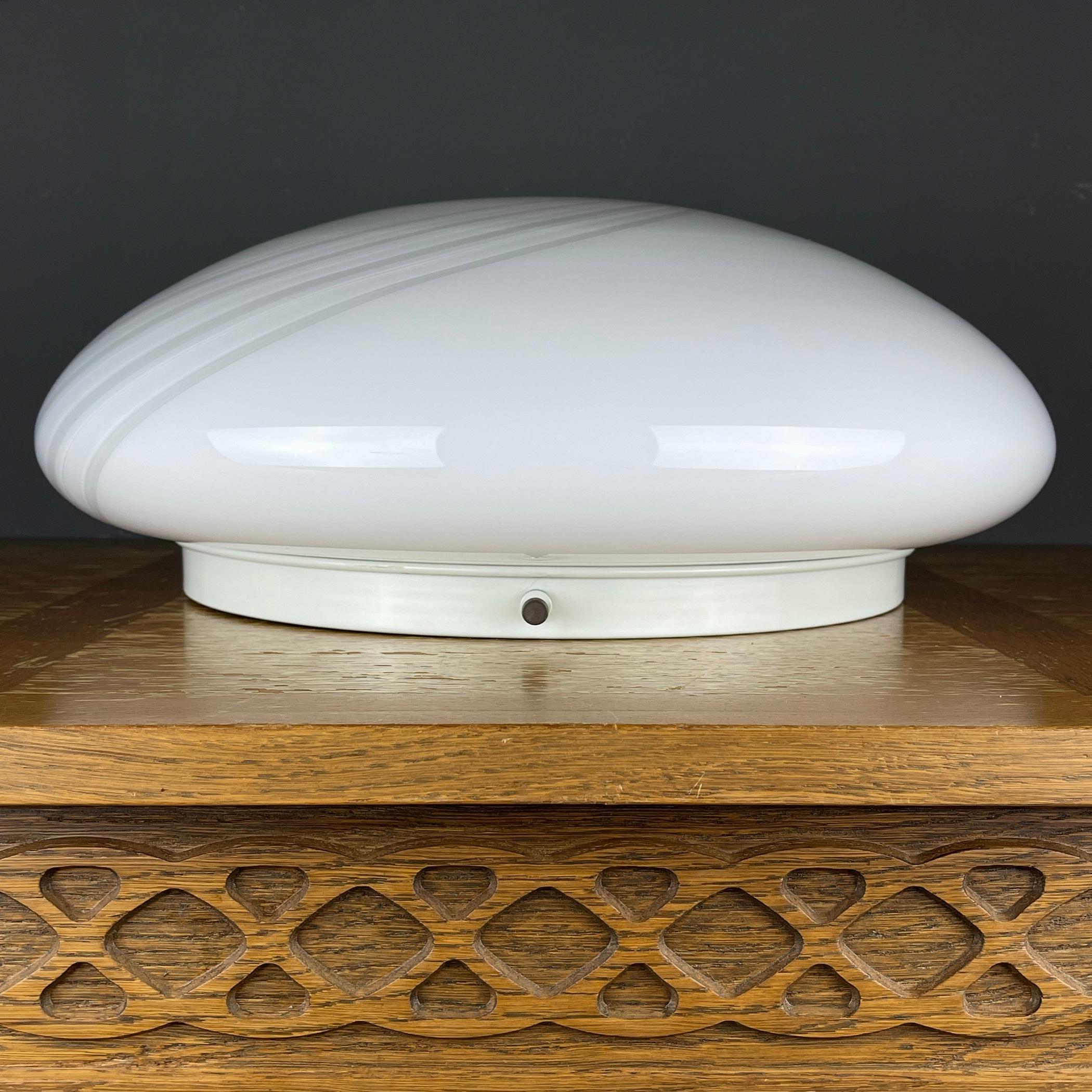 Italiano Lampada da soffitto o da parete in vetro di murano a volute classiche di grandi dimensioni Italia anni '70 in vendita