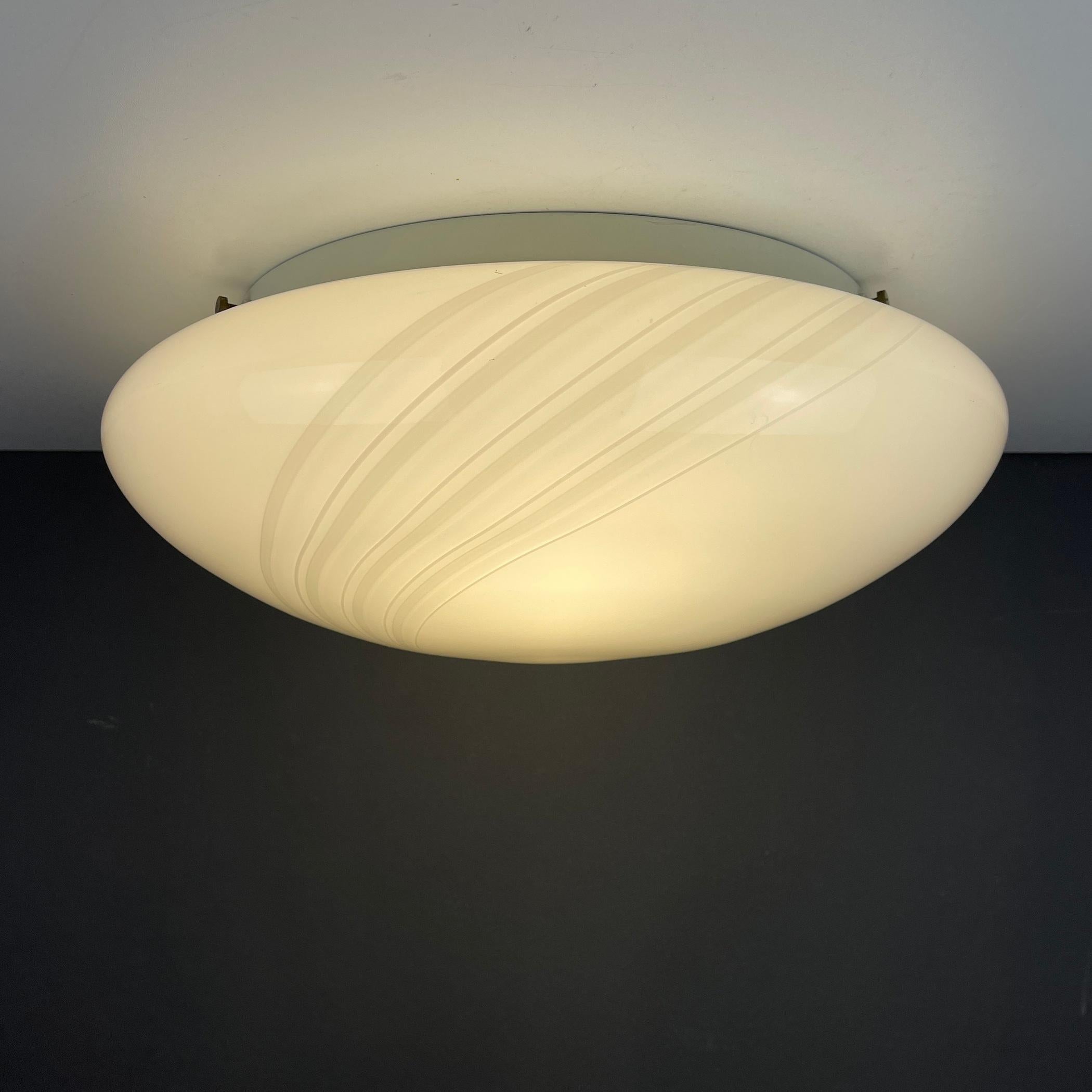 Vetro di Murano Lampada da soffitto o da parete in vetro di murano a volute classiche di grandi dimensioni Italia anni '70 in vendita