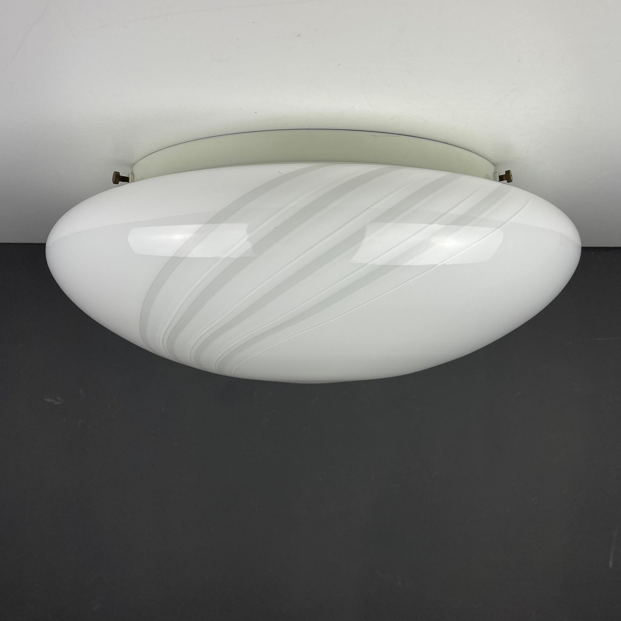 Lampada da soffitto o da parete in vetro di murano a volute classiche di grandi dimensioni Italia anni '70 in vendita 1