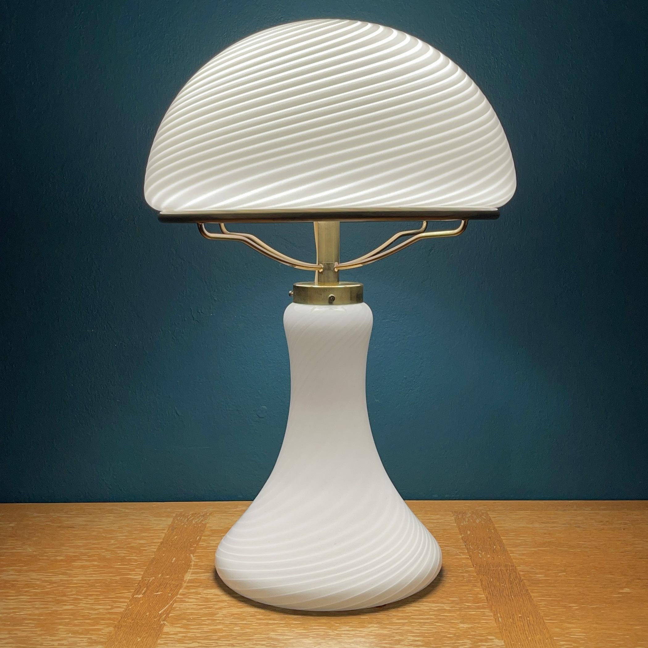 Large Classic Swirl Murano Table Lamp Mushroom Italy 1970s In Good Condition For Sale In Miklavž Pri Taboru, SI