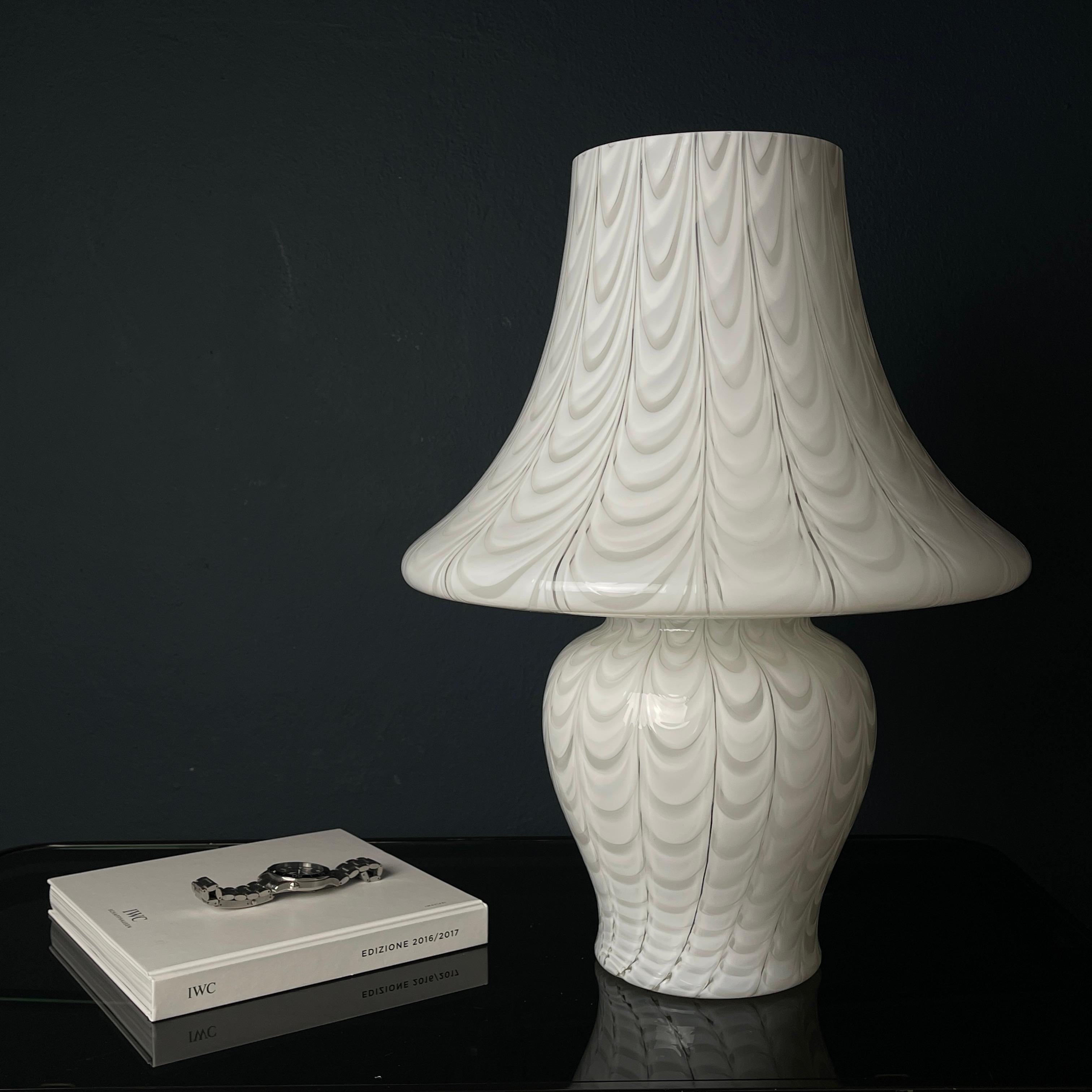 Grande lampe de table Classic Murano blanc Mushroom Italie 1970  Bon état - En vente à Miklavž Pri Taboru, SI