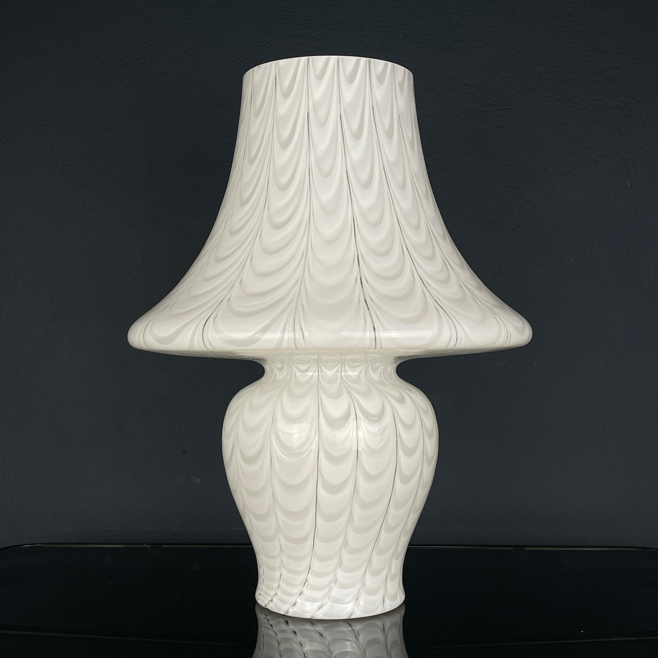 Verre de Murano Grande lampe de table Classic Murano blanc Mushroom Italie 1970  en vente