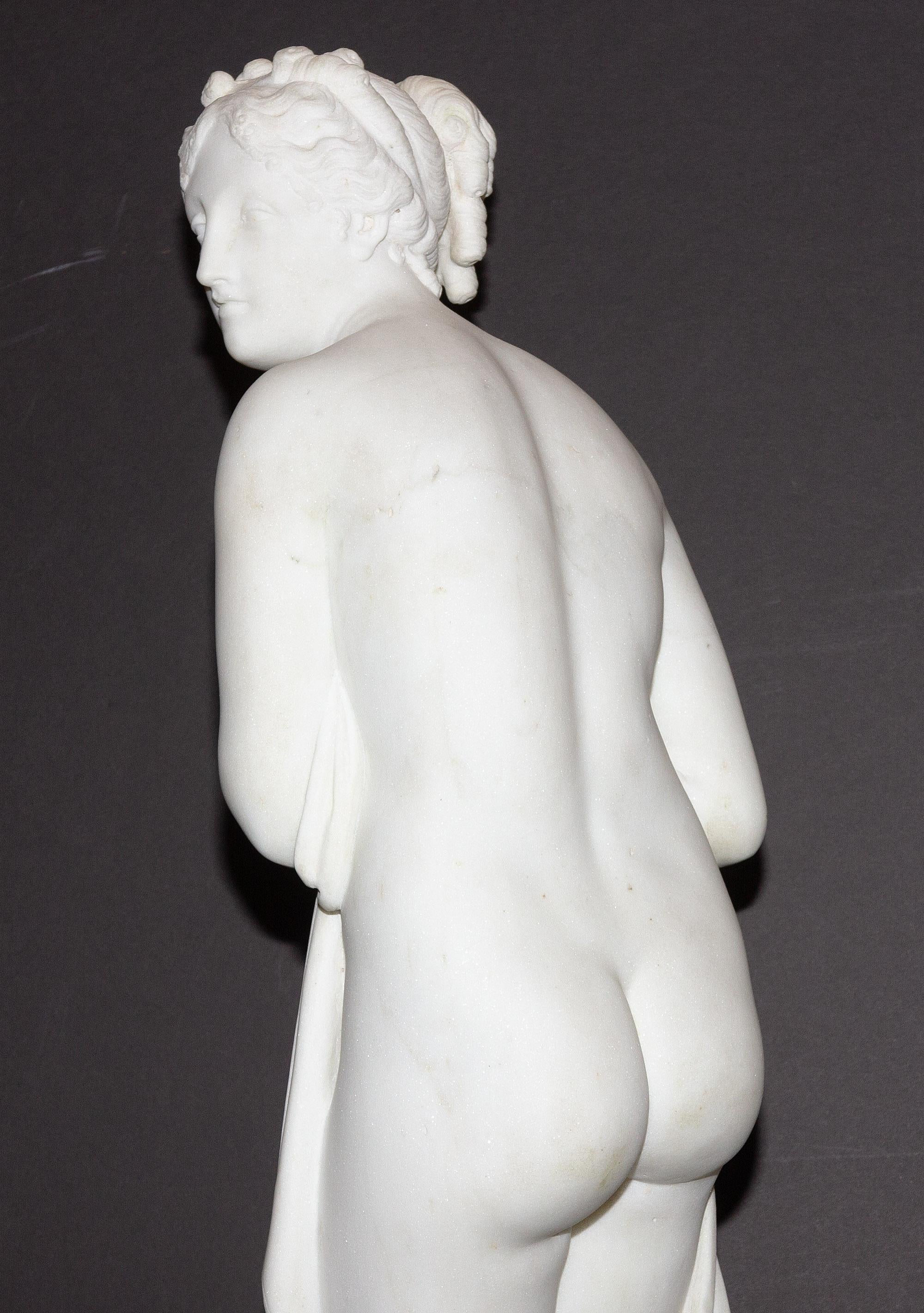 Klassische Marmorstatue „Venus Italica“ aus dem 19. Jahrhundert (Geschnitzt)