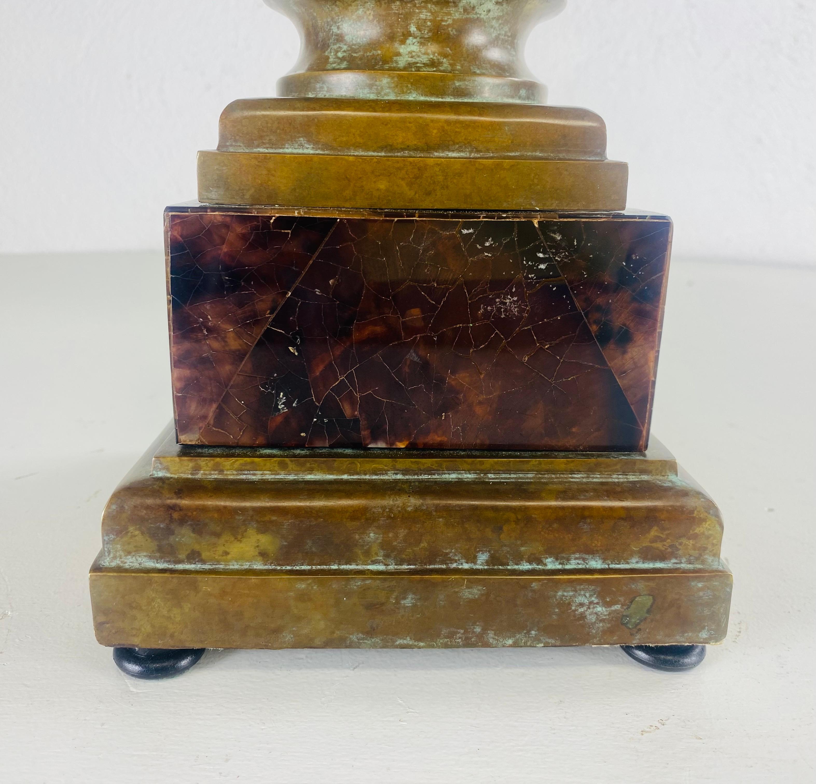 Grande lampe de table classique en bronze et pierre d'après Maitland Smith en vente 2
