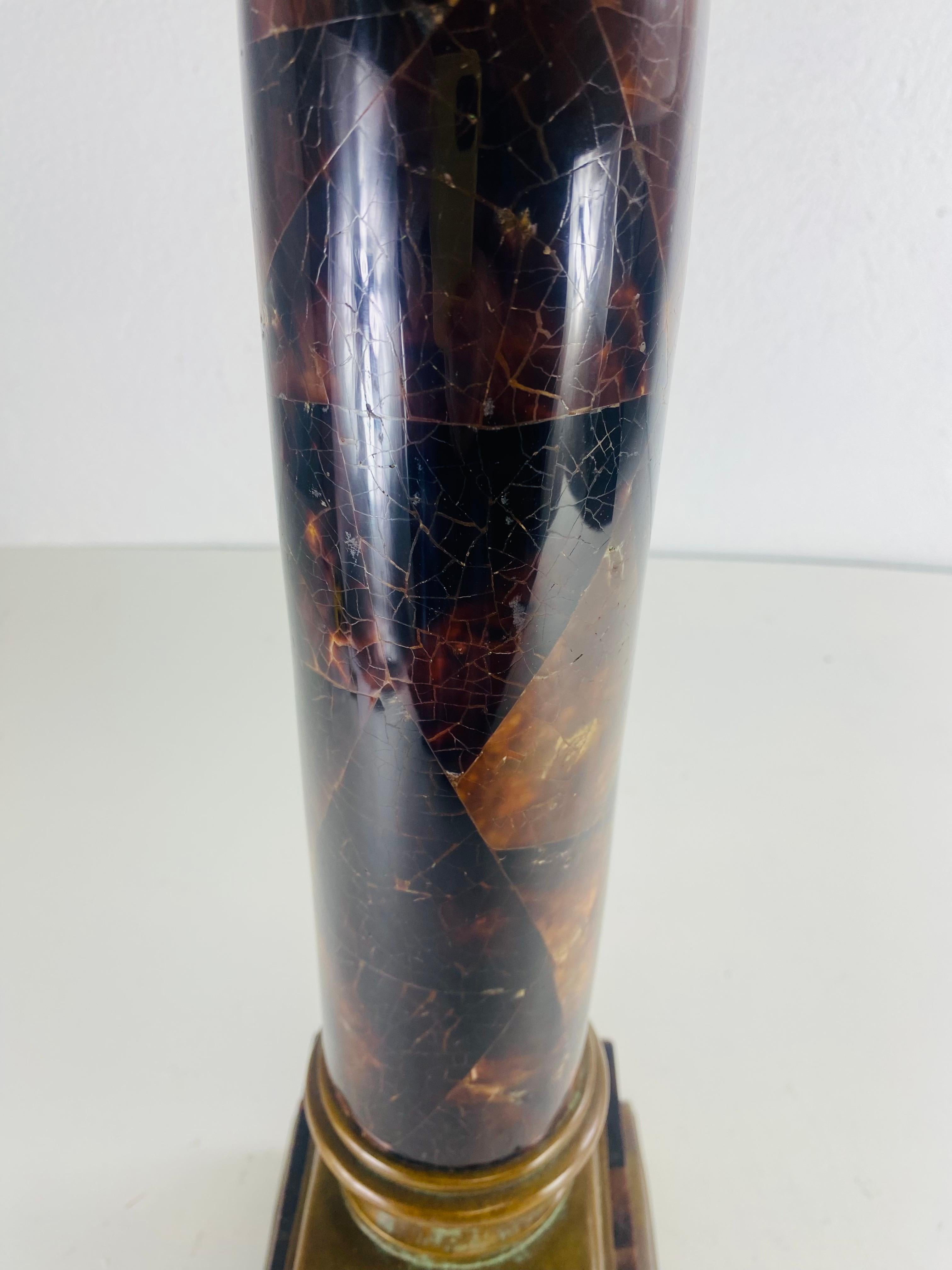 Voici une grande lampe de table de style classique en bronze et en pierre. Cette lampe de table a une colonne et une base en pierre de couleur prune avec des détails en bronze qui l'accompagnent. La lampe a été associée à un abat-jour antique en