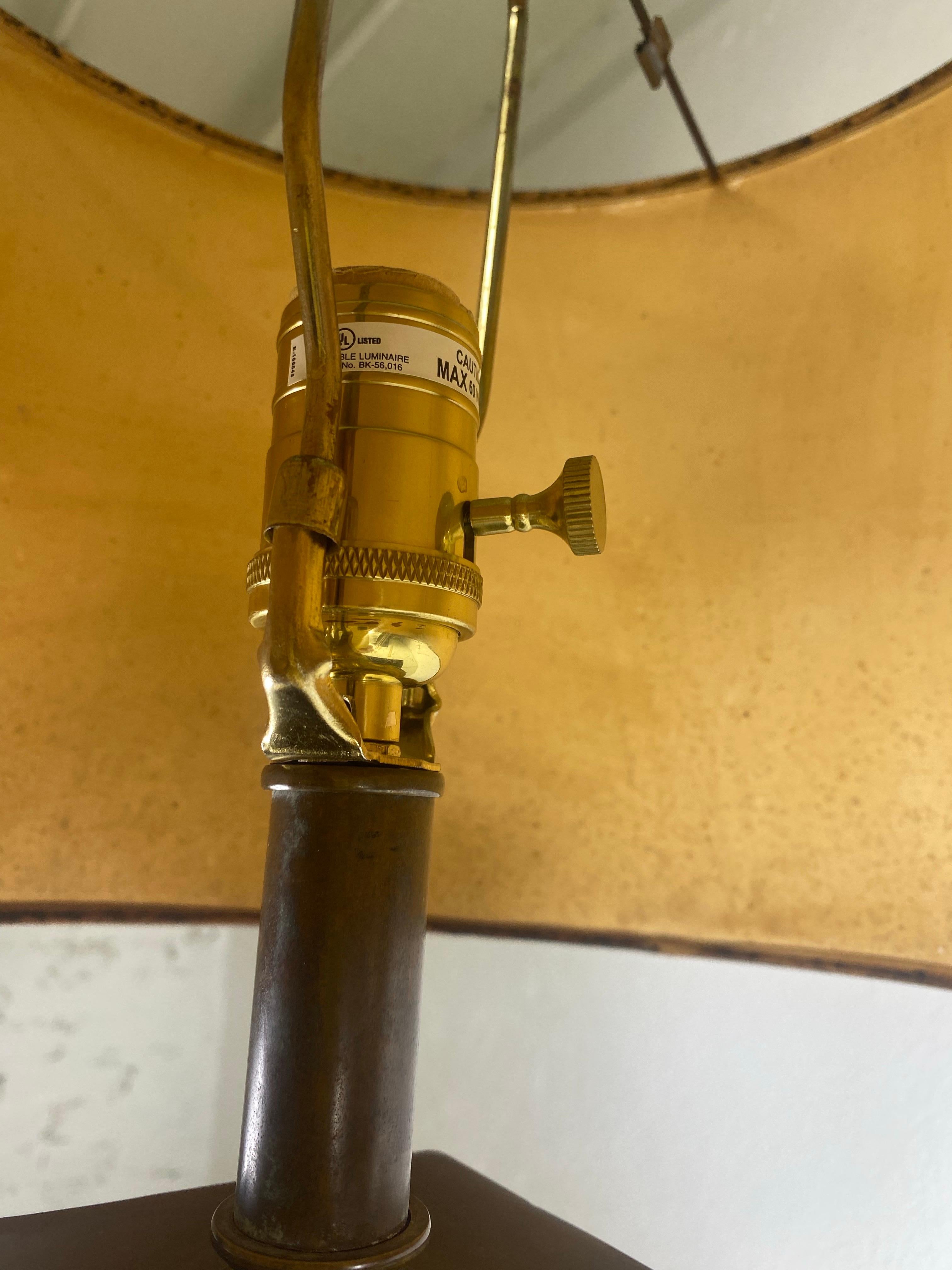 Georgien Grande lampe de table classique en bronze et pierre d'après Maitland Smith en vente