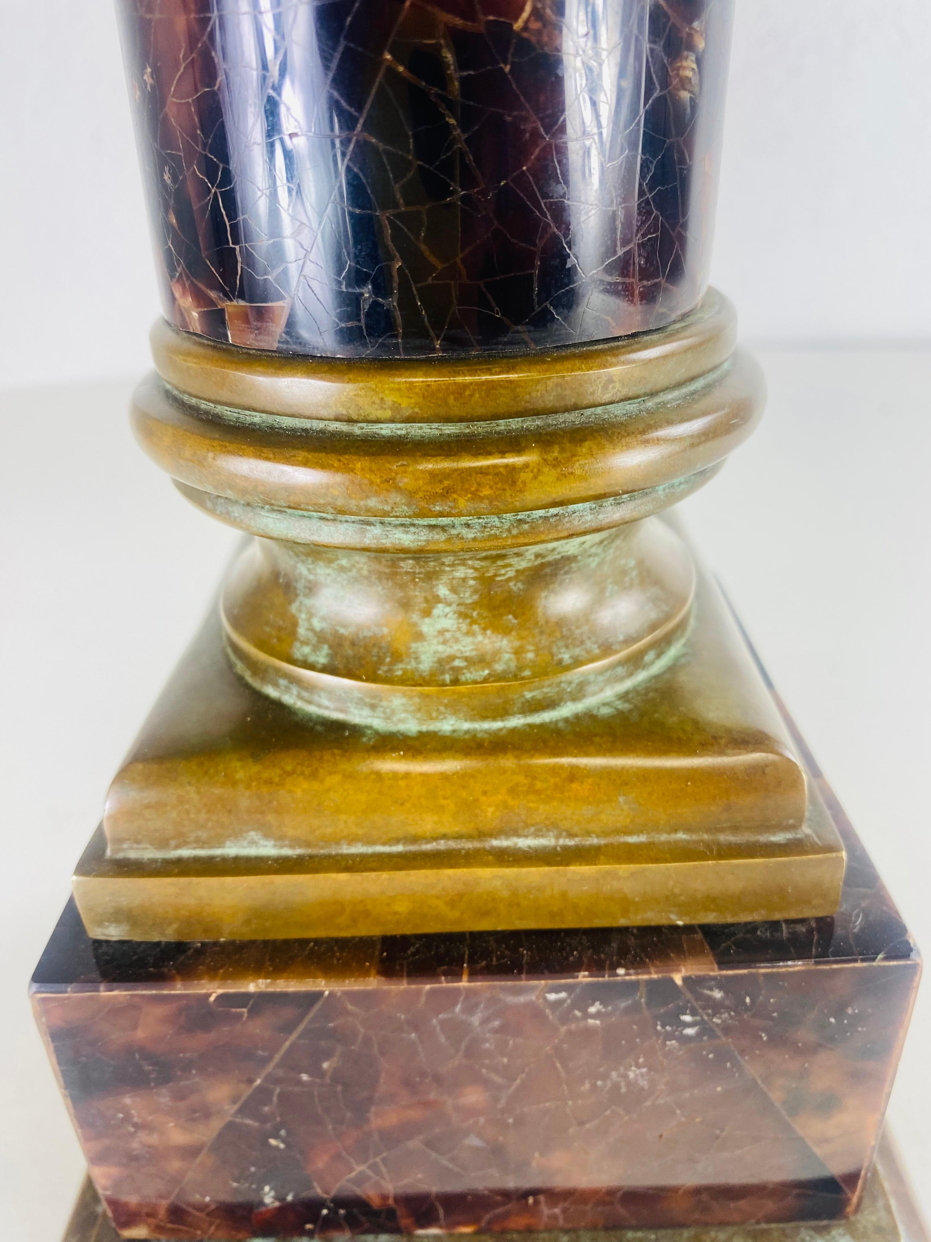 Philippin Grande lampe de table classique en bronze et pierre d'après Maitland Smith en vente