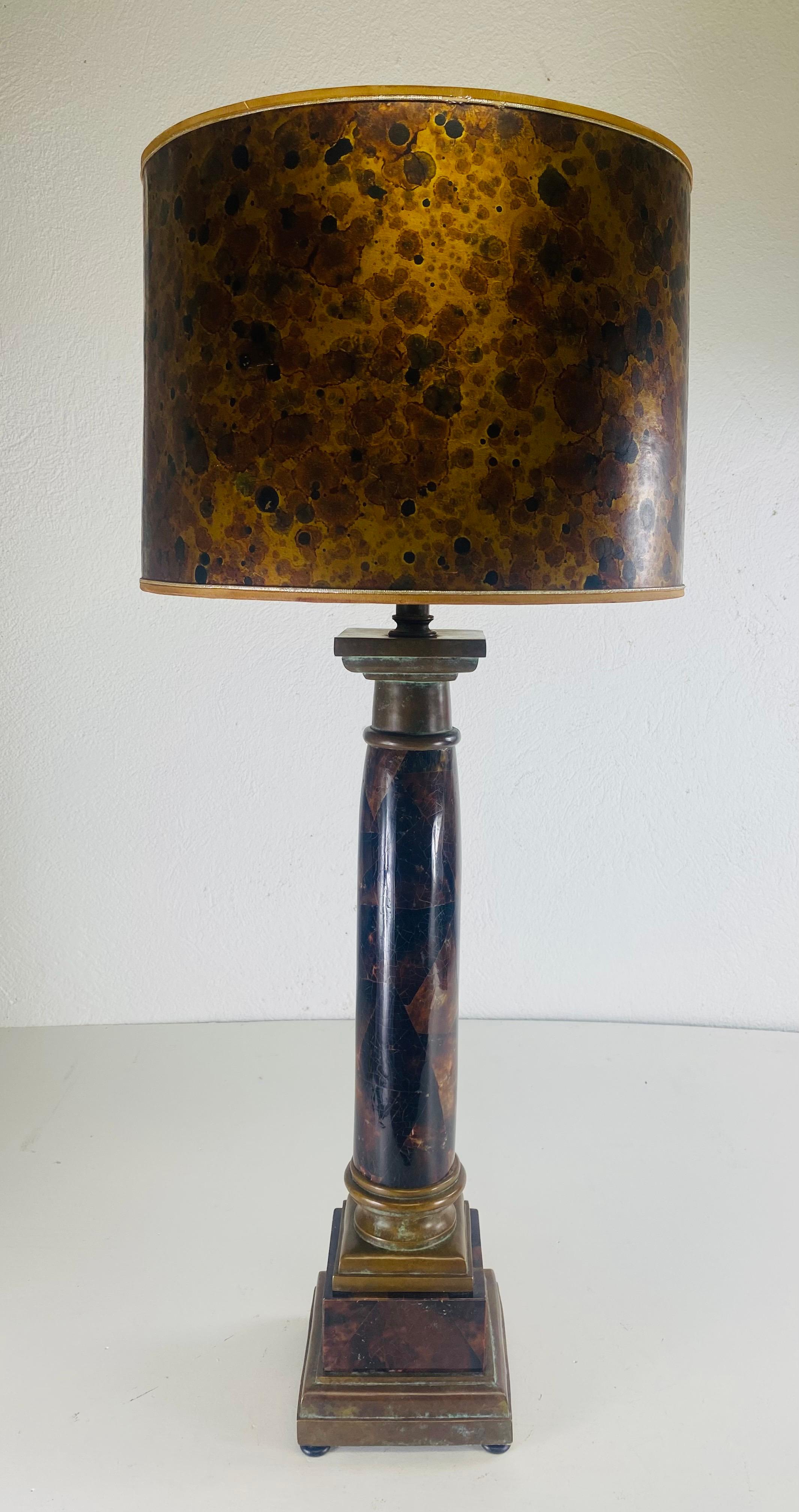 Grande lampe de table classique en bronze et pierre d'après Maitland Smith Bon état - En vente à Allentown, PA