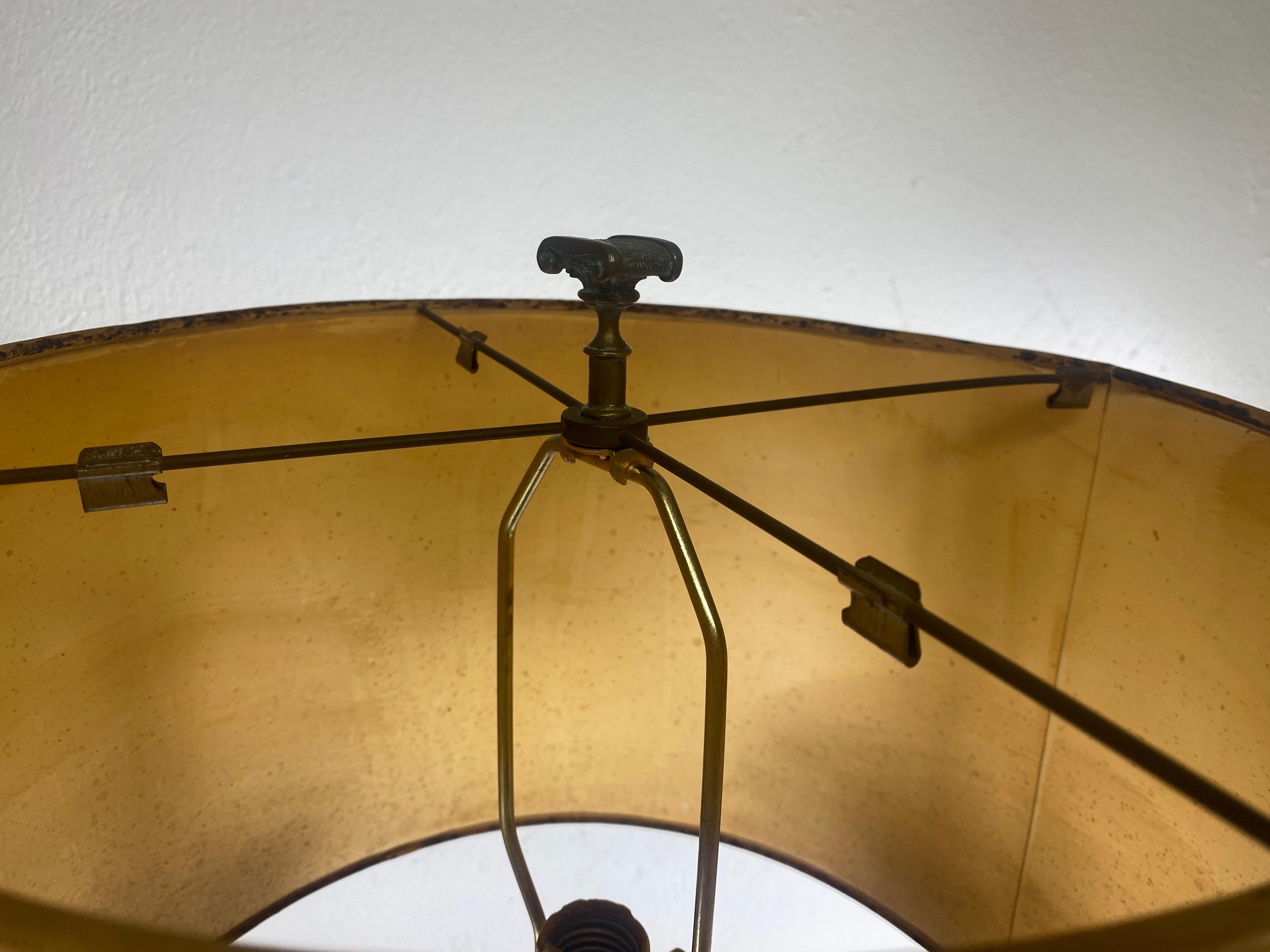 Grande lampe de table classique en bronze et pierre d'après Maitland Smith en vente 1