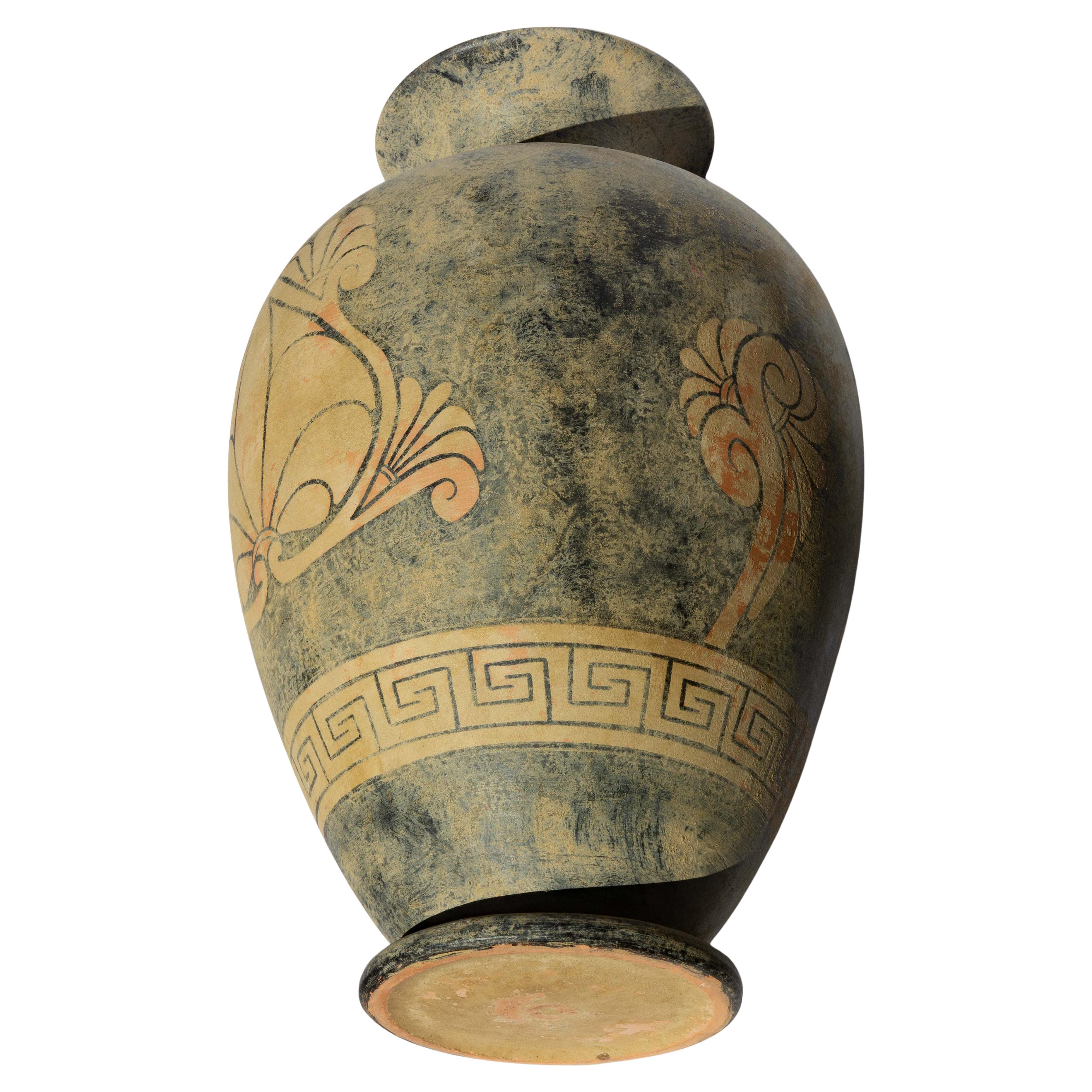 Europeo Grande vaso classico in terracotta in stile etrusco, dipinto a mano in vendita