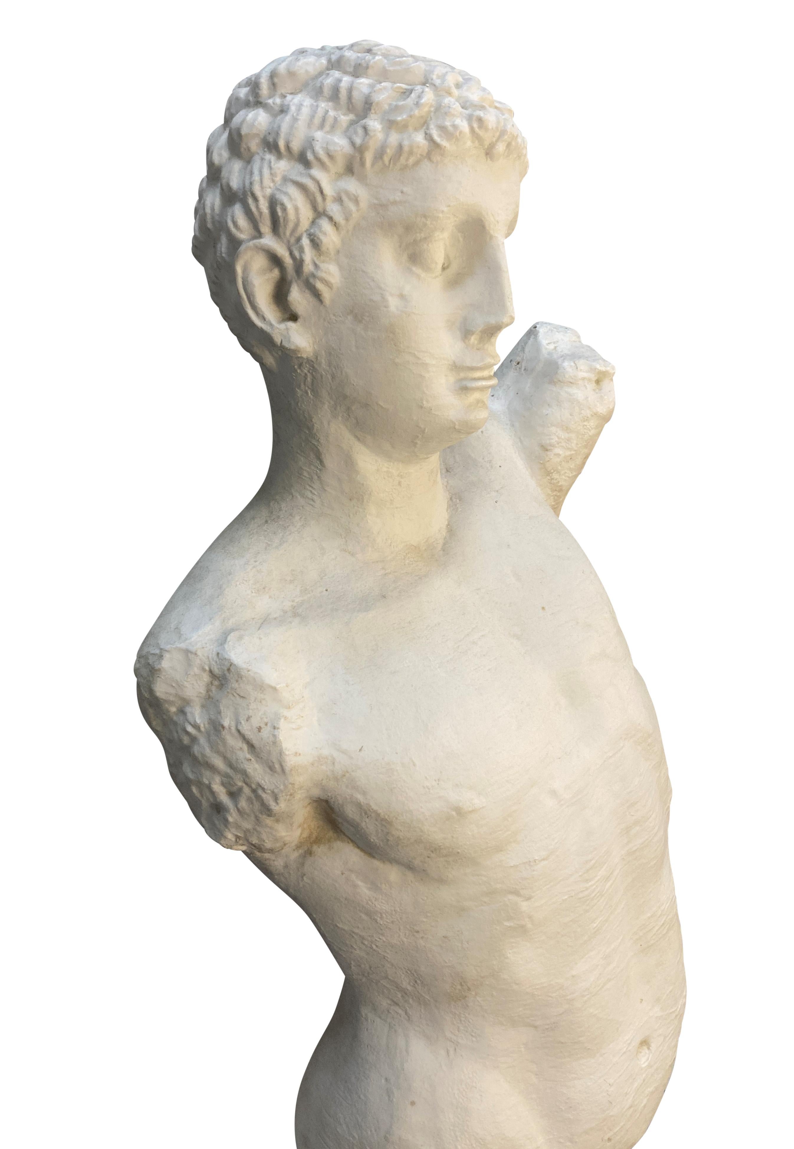 Una grande testa e un busto di giovane uomo in porcellana di bisquit, come da modello antico, di Giulia Mangani, su una base in acrilico e ottone.