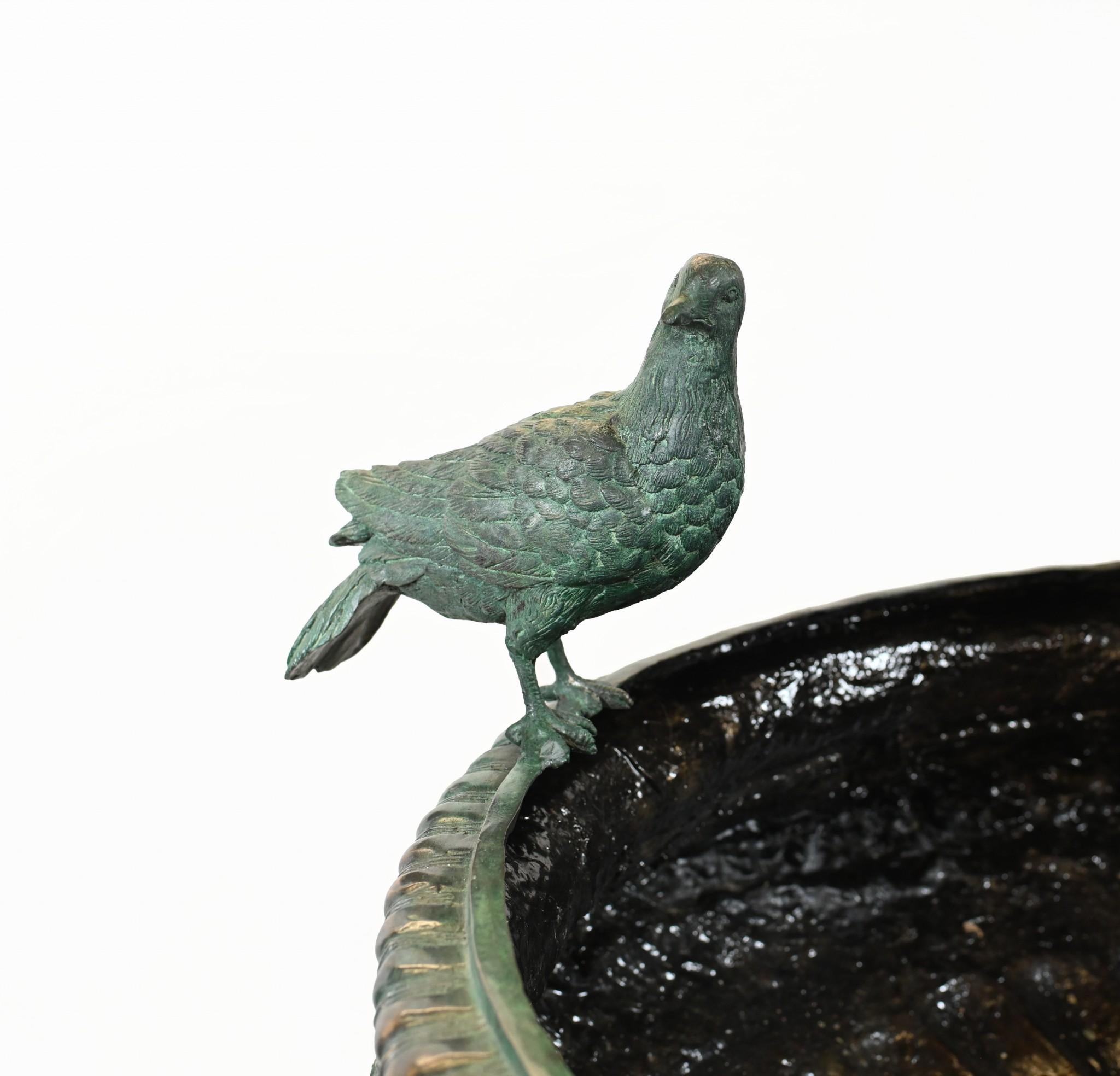 Grande statue classique italienne de fontaine en bronze avec oiseau en vente 7
